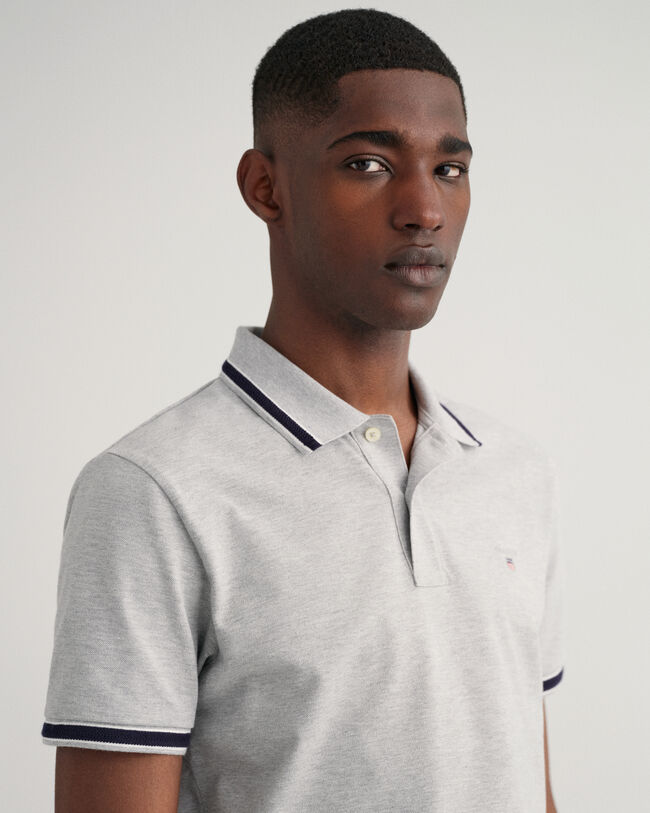 Polo in piqu&eacute; con bordino a spina di pesce