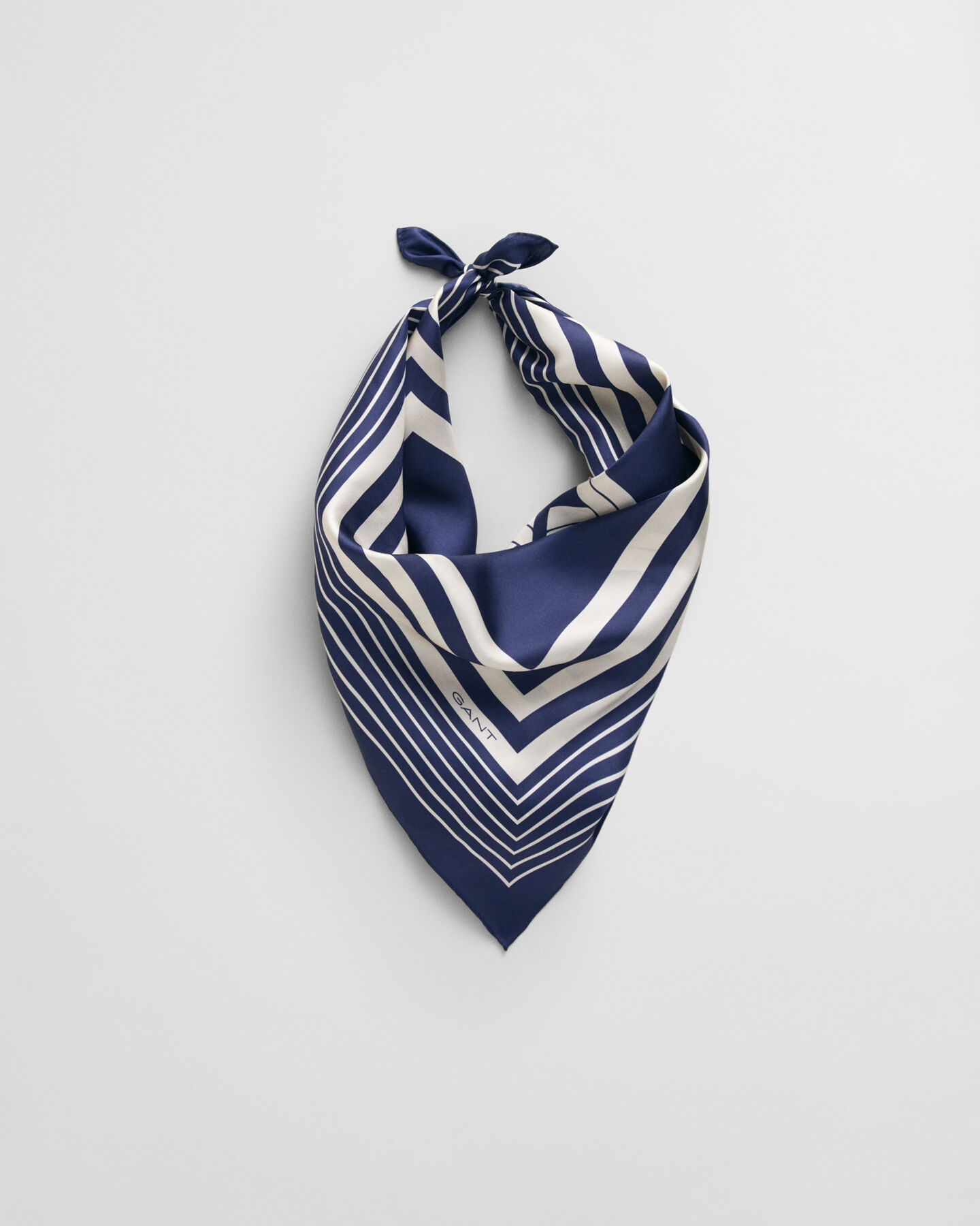 Foulard in seta orlato con monogramma