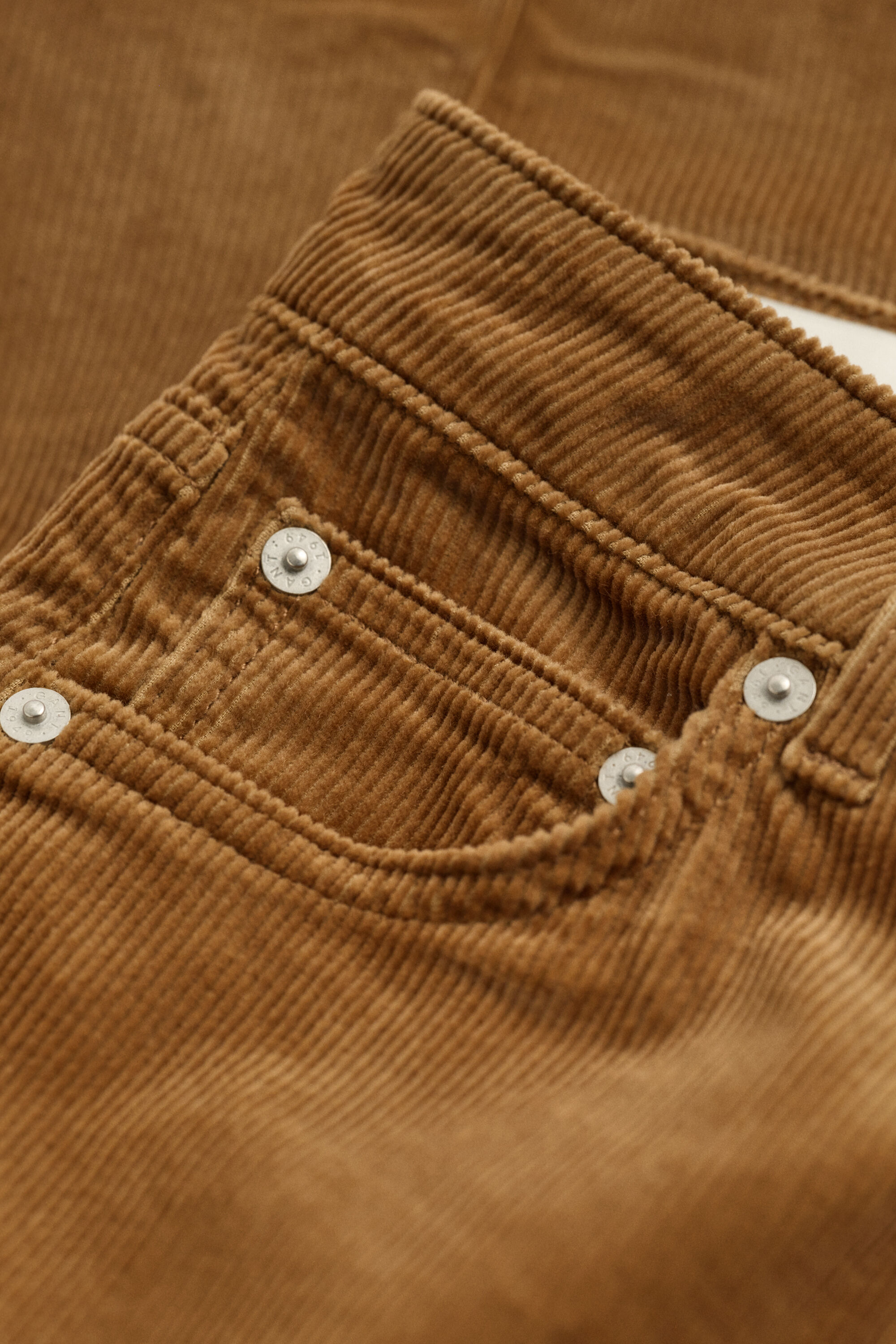 Jeans svasati in velluto a coste
