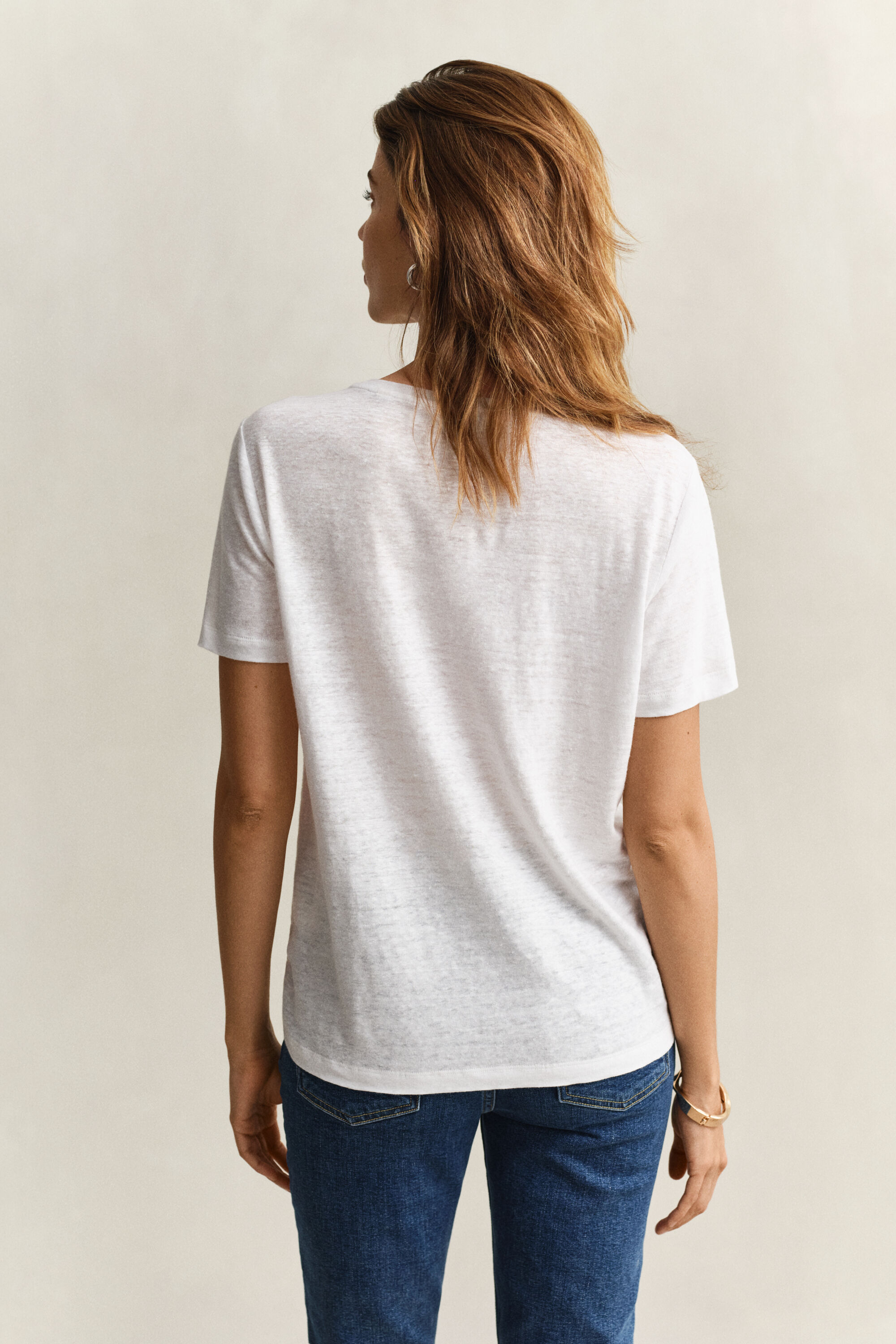 T-shirt in lino con scollo a V