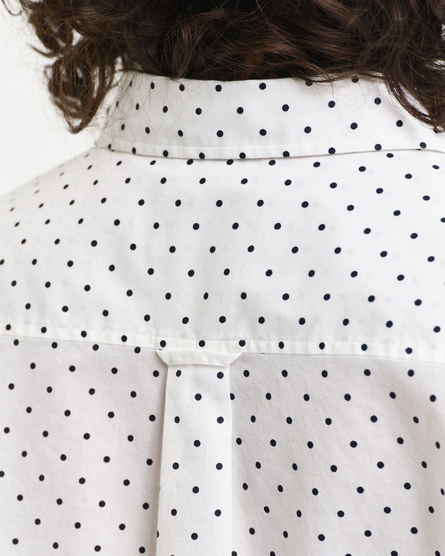 Camicia in voile di cotone con stampa a pois regular fit