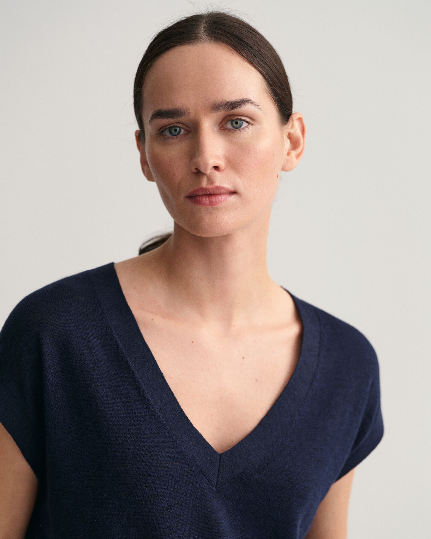 Smanicato con scollo a V in misto lino