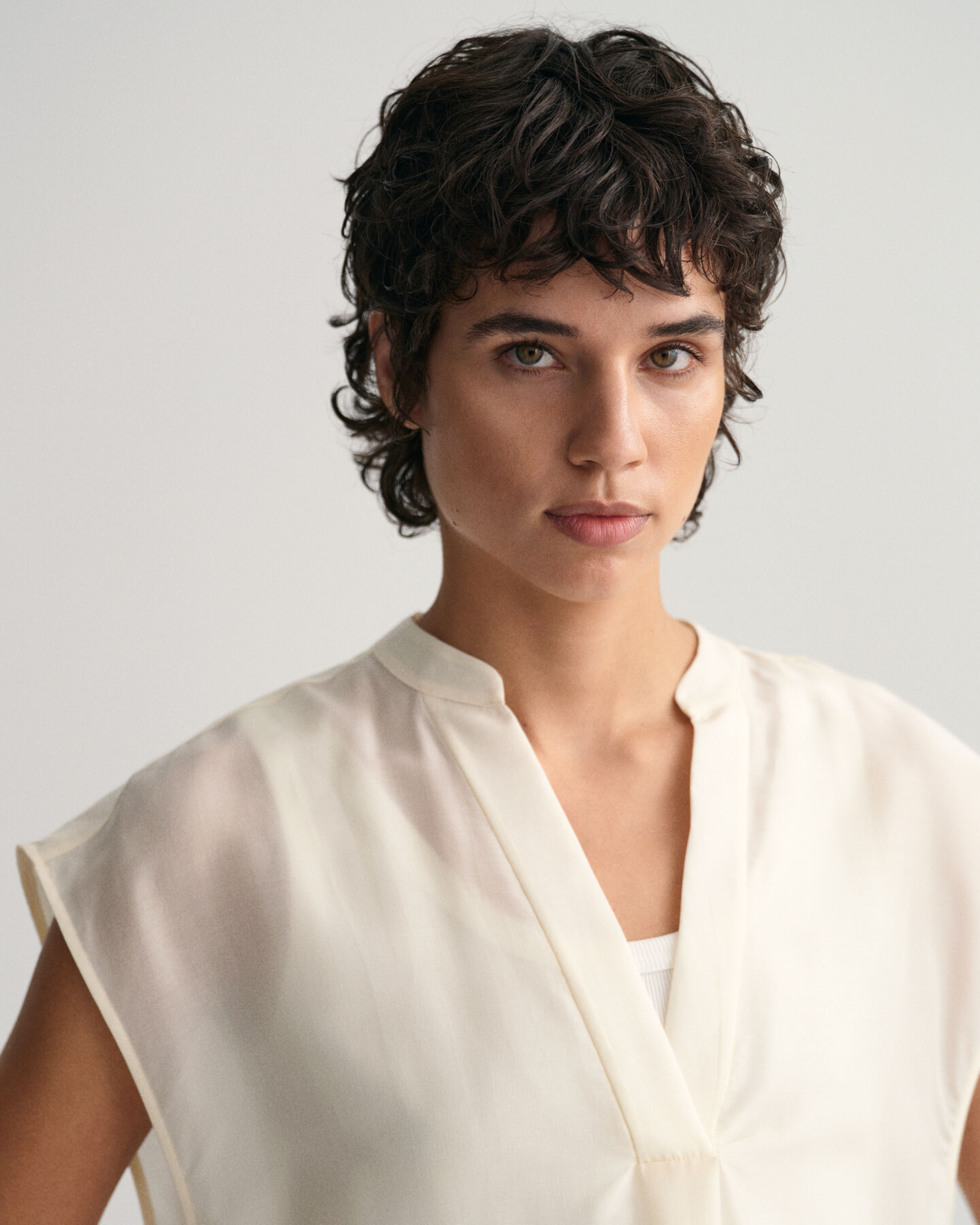 Blusa smanicata con colletto alla coreana