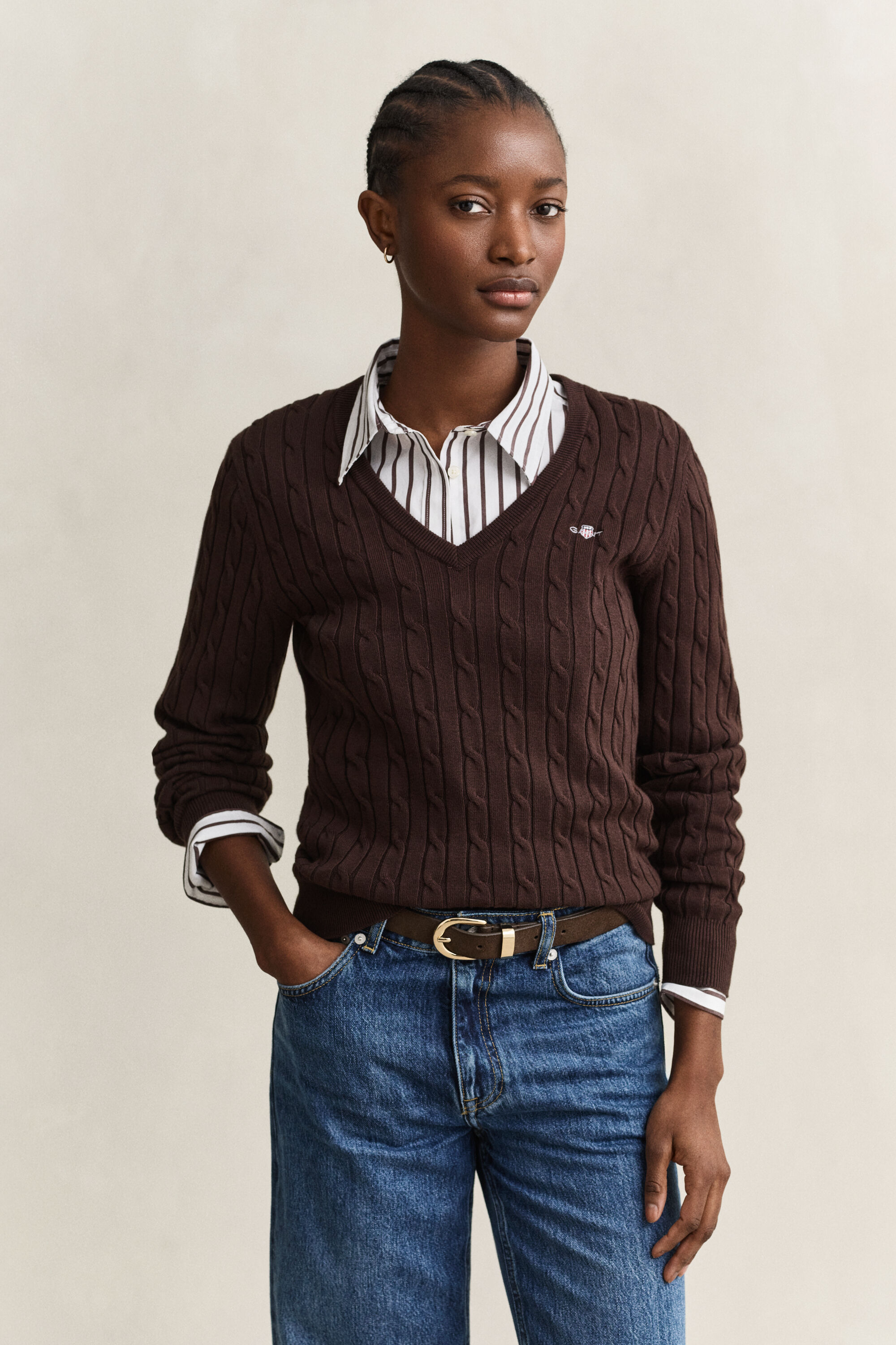Maglia con scollo a V in cotone elasticizzato a trecce