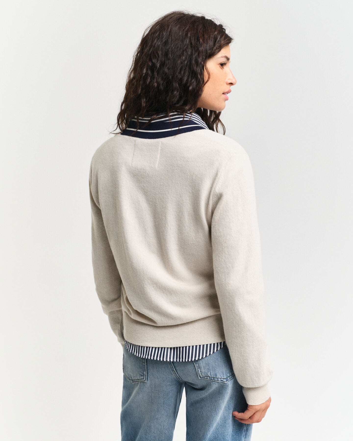 Maglia con scollo a V a contrasto