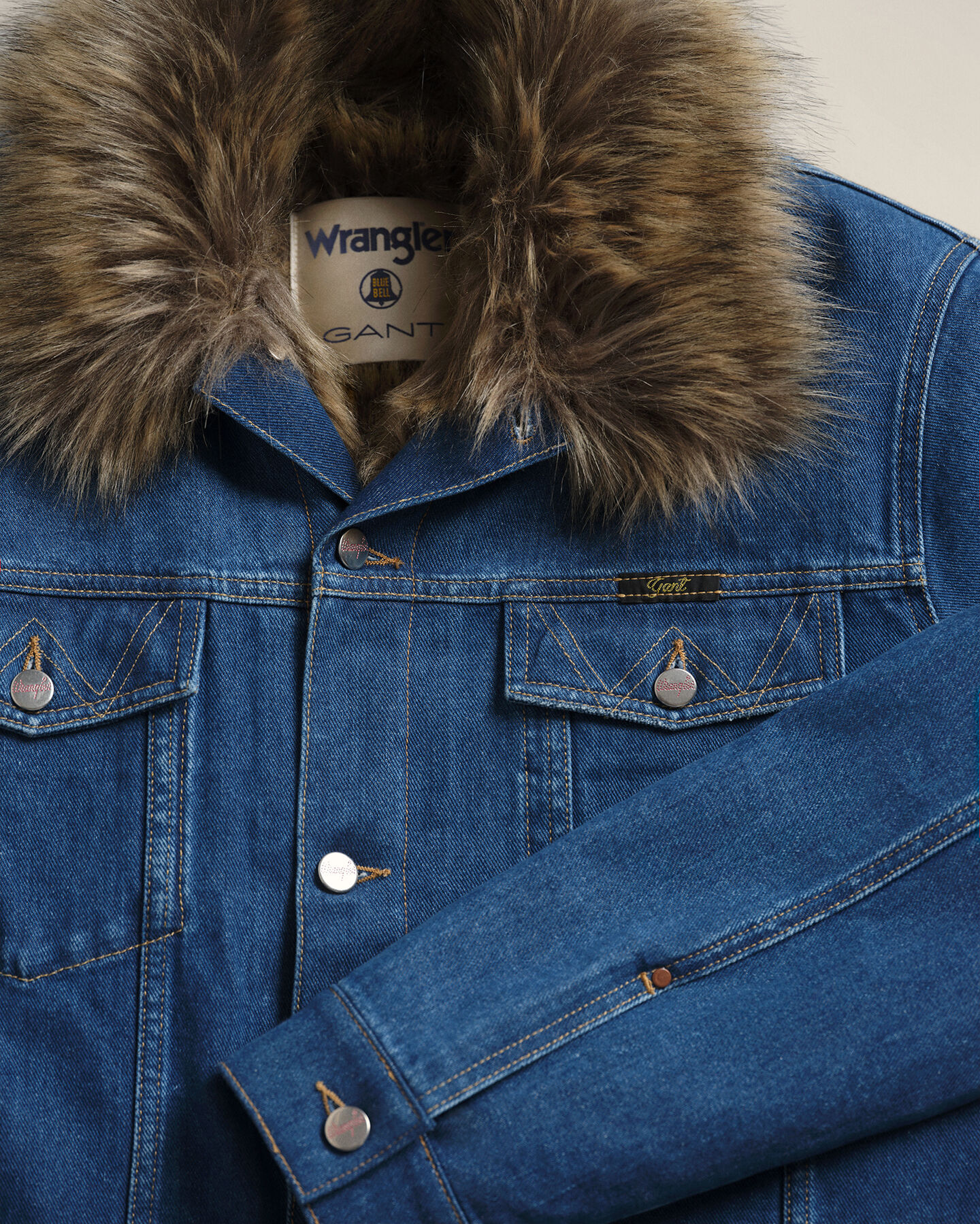 Giacca di jeans Wrangler x GANT con pelliccia sintetica