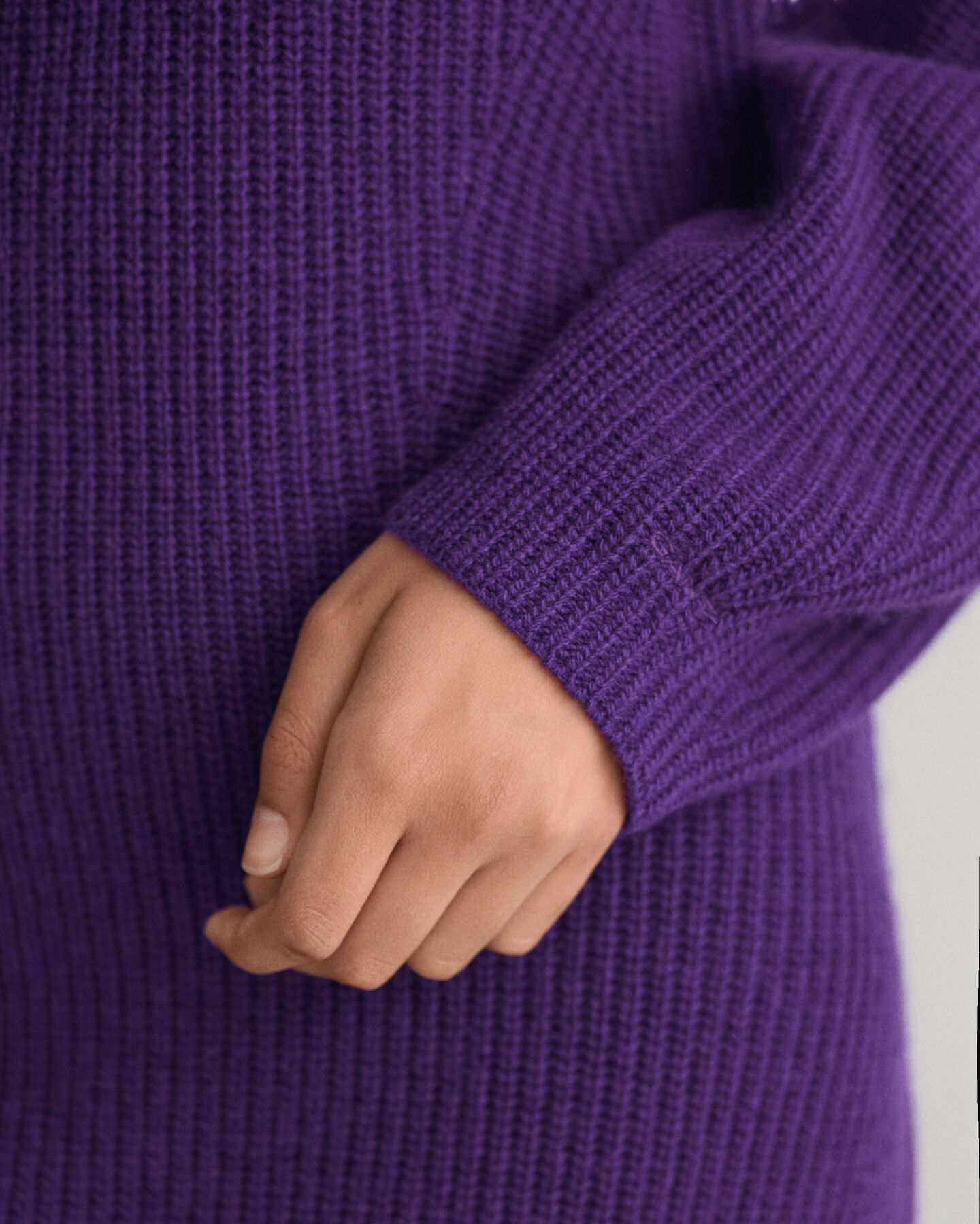 Abito con scollo a V in lana a coste