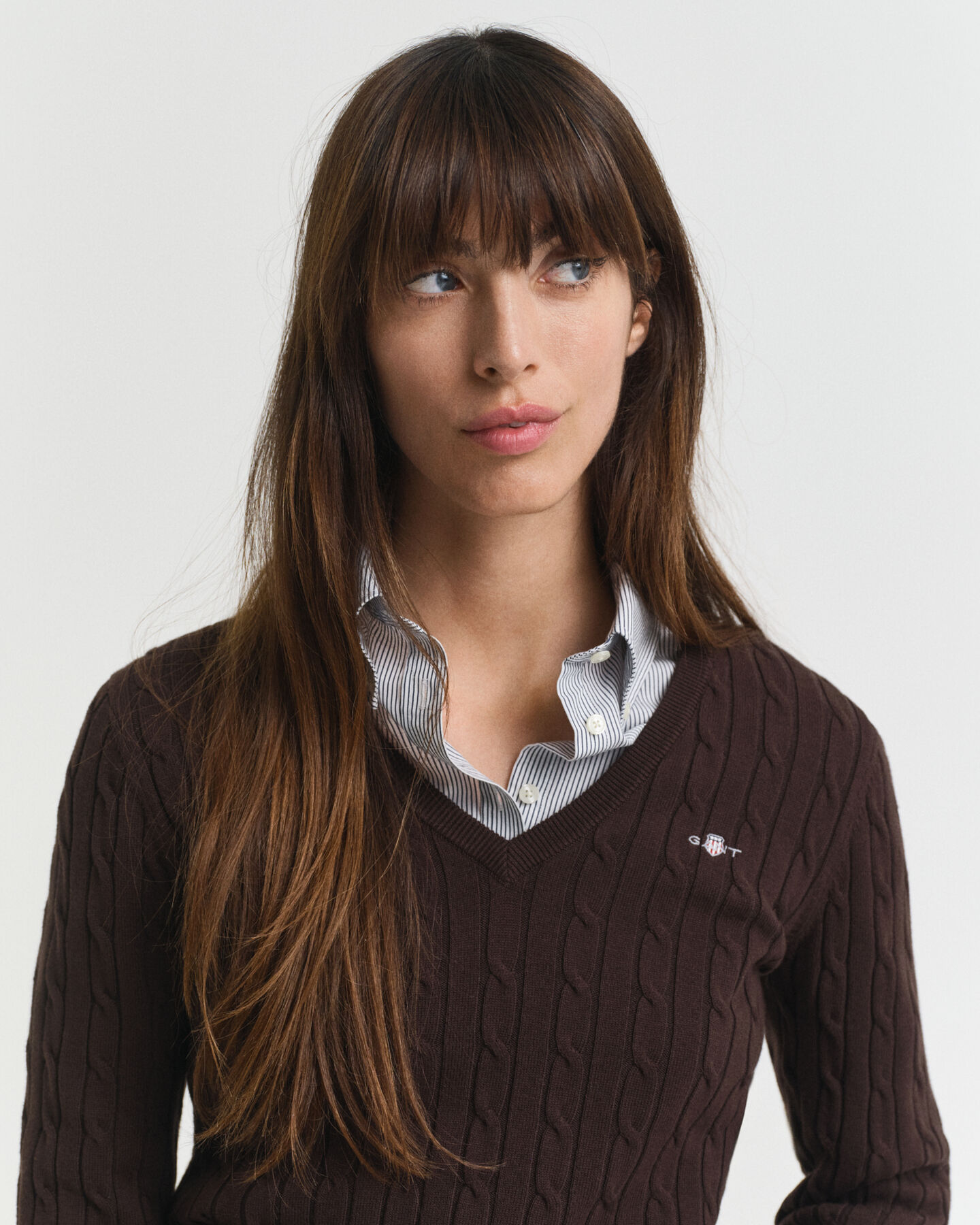 Maglia con scollo a V in cotone elasticizzato a trecce