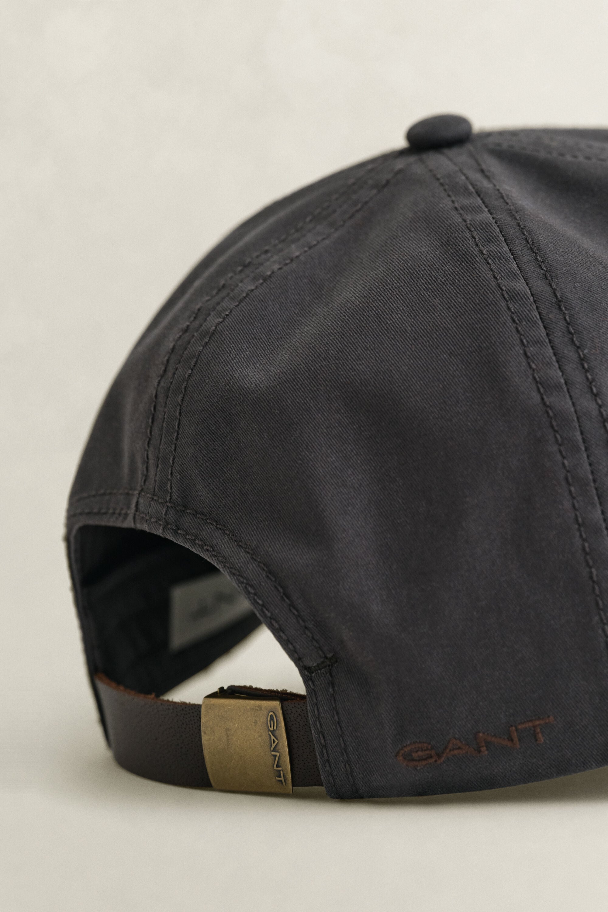 Cappellino con visiera in pelle cerata