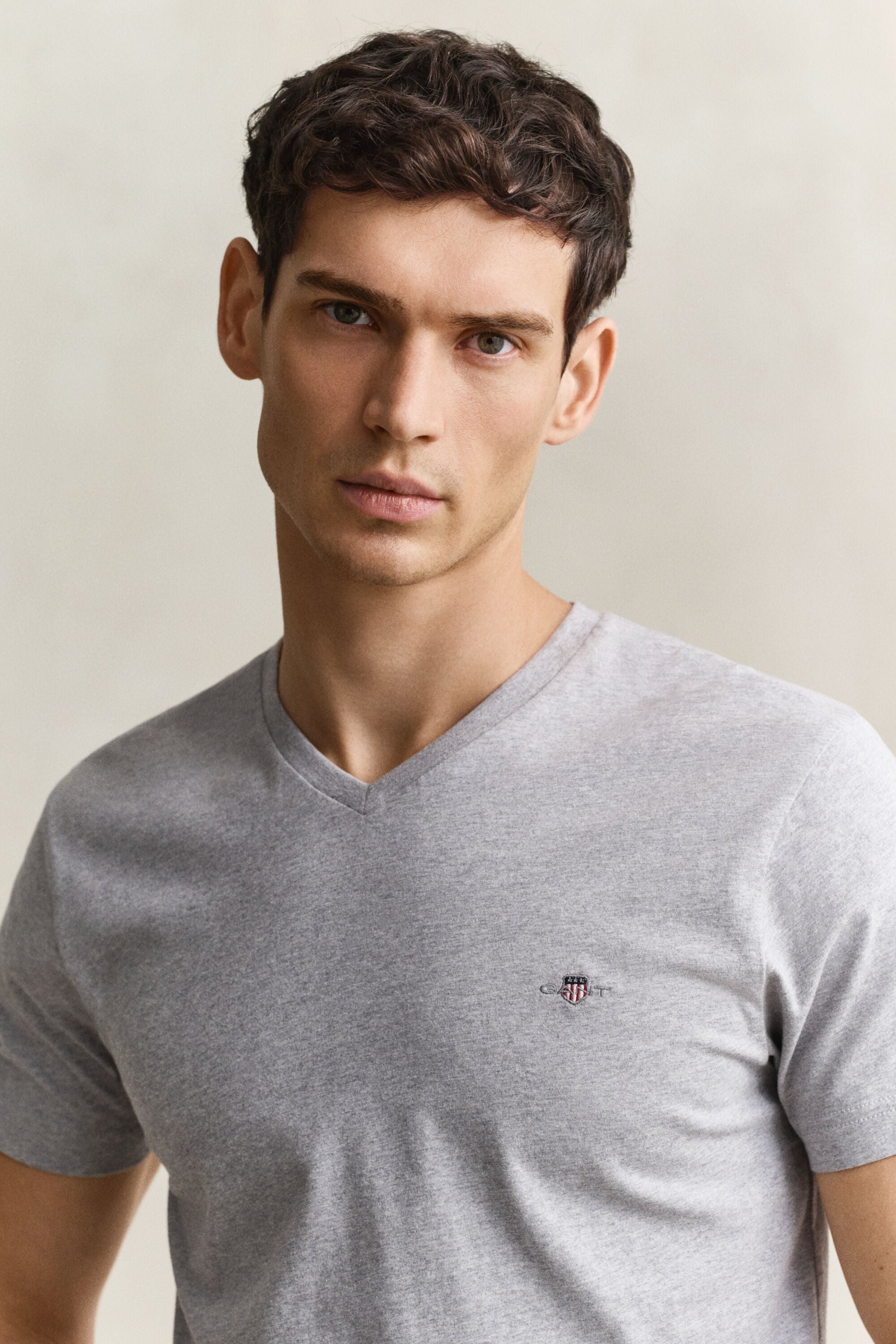 T-shirt Shield con scollo a V slim fit