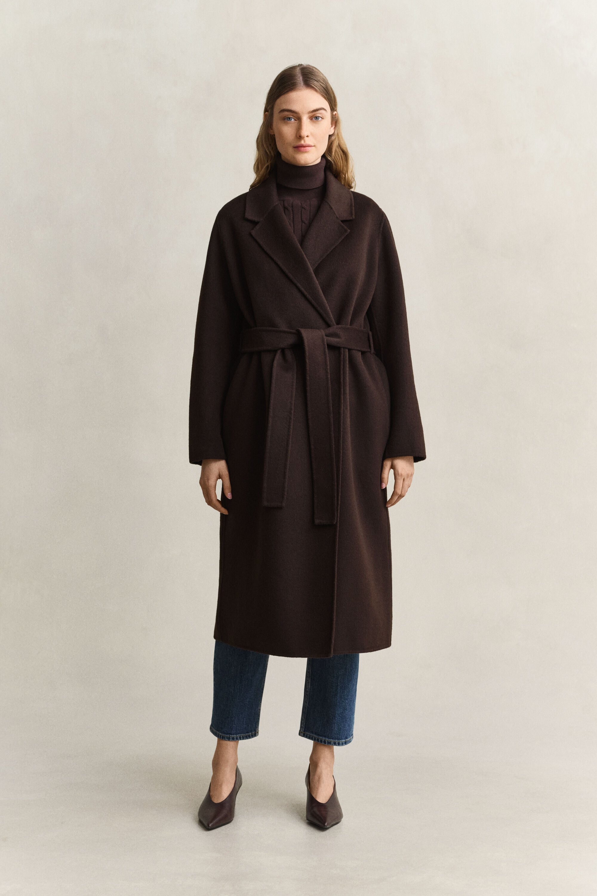 Cappotto con cintura e cuciture a mano