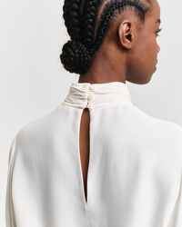 Blusa con finto collo alto