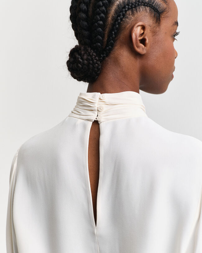 Blusa con finto collo alto