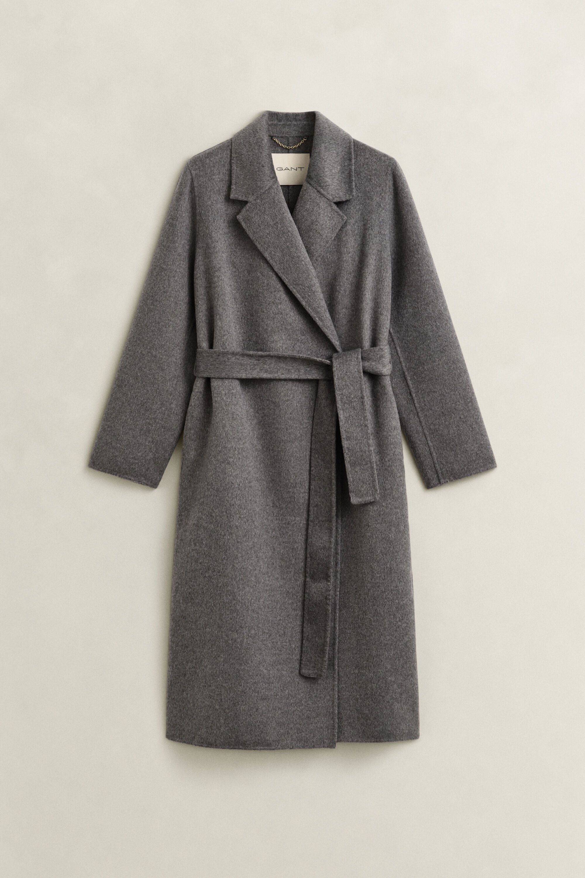 Cappotto con cintura e cuciture a mano