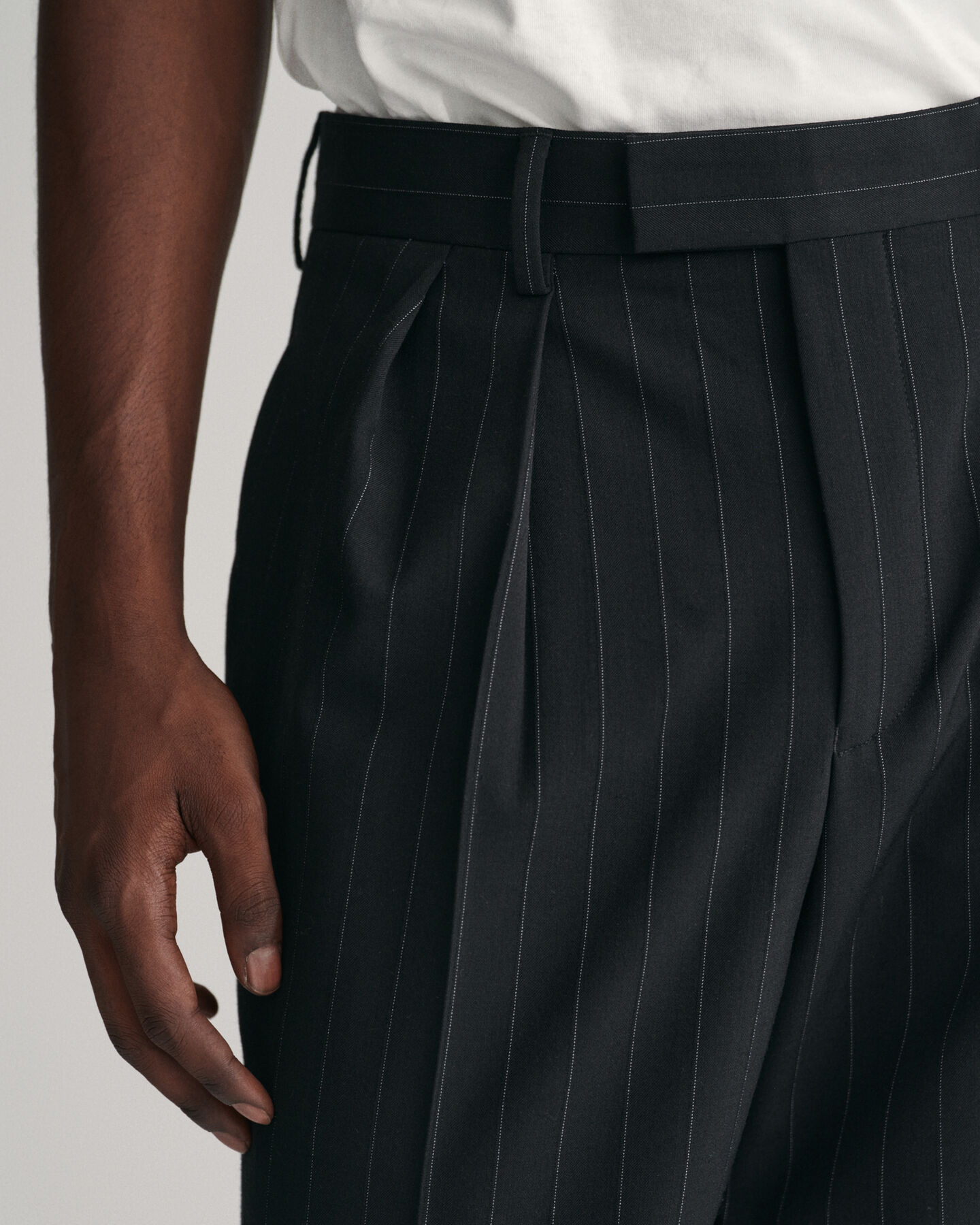 Pantaloni da abito gessati con pinces