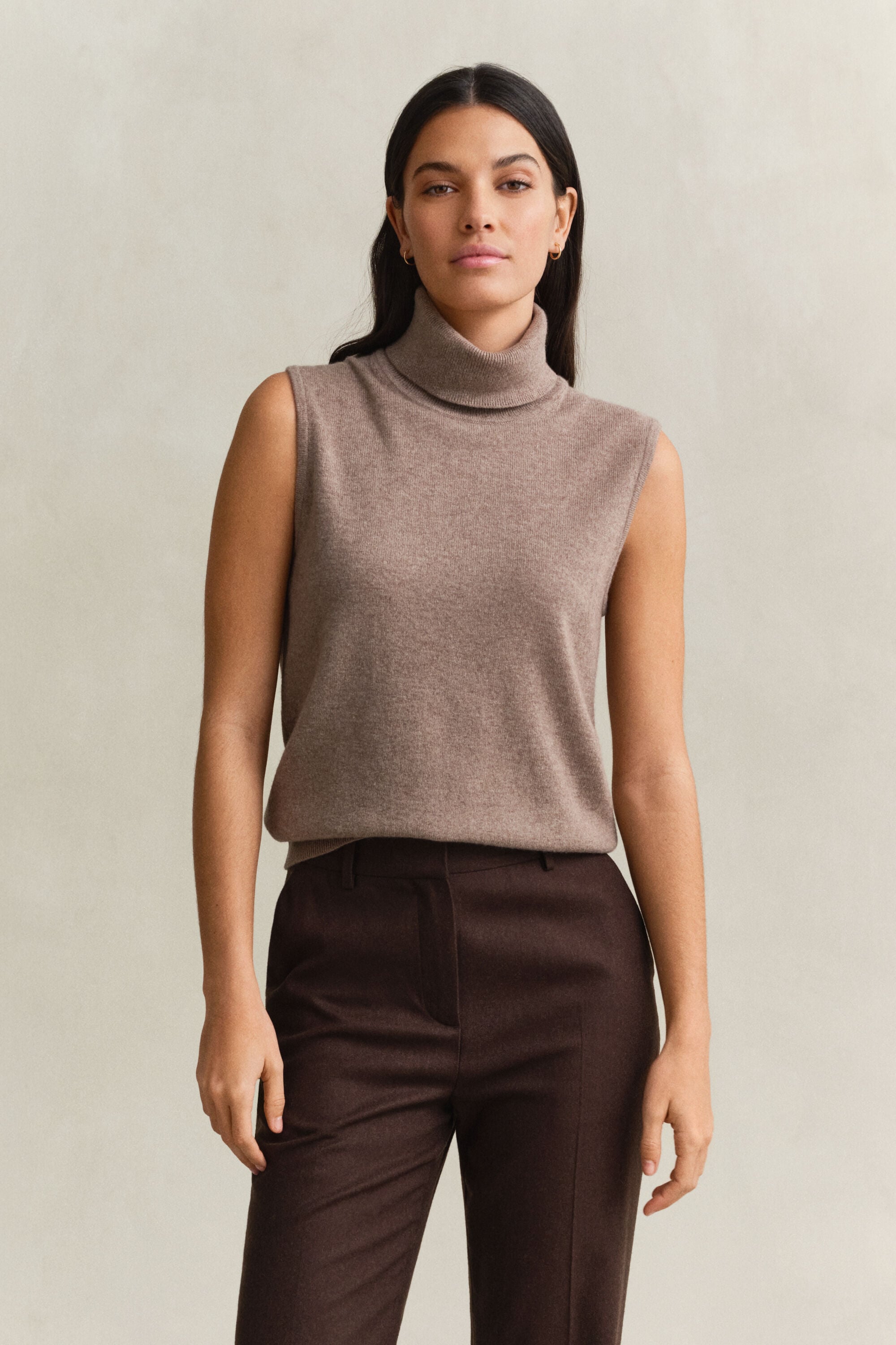 Maglia smanicata a collo alto