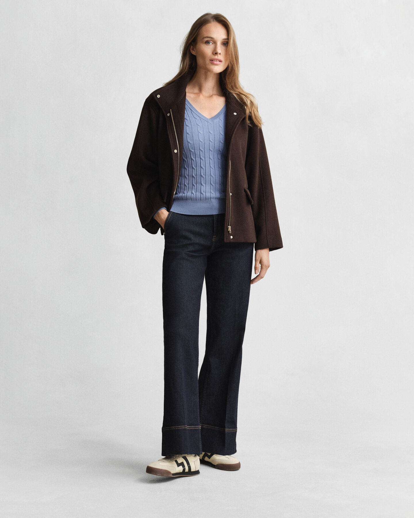 Maglia con scollo a V in cotone elasticizzato a trecce