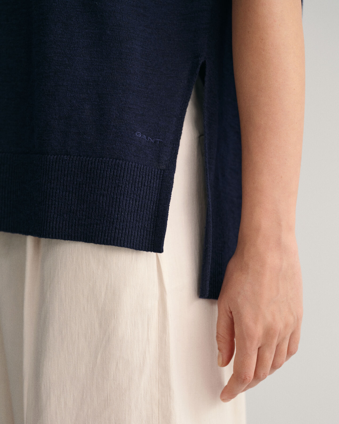 Smanicato con scollo a V in misto lino