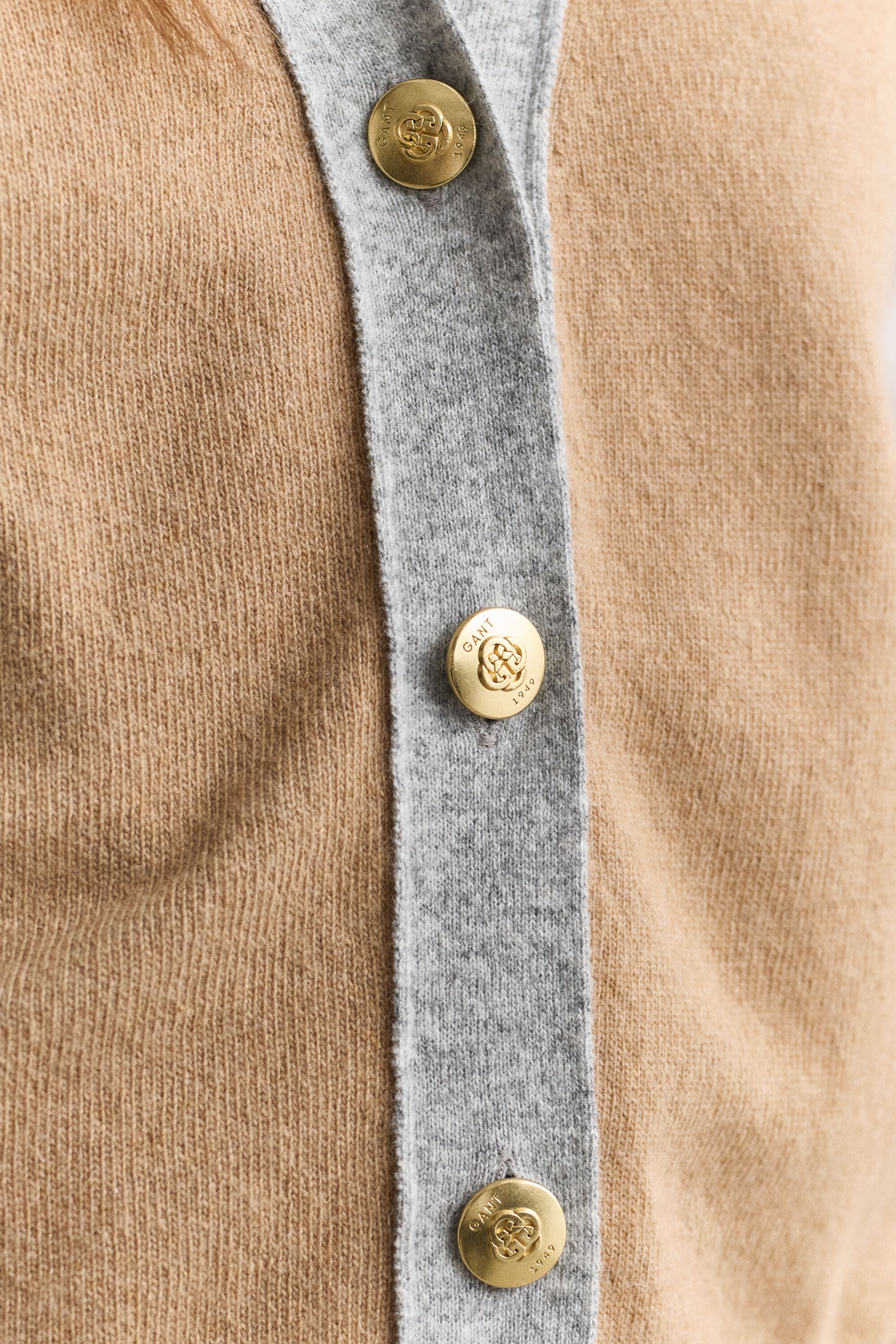 Piumino smanicato in maglia con colore a contrasto