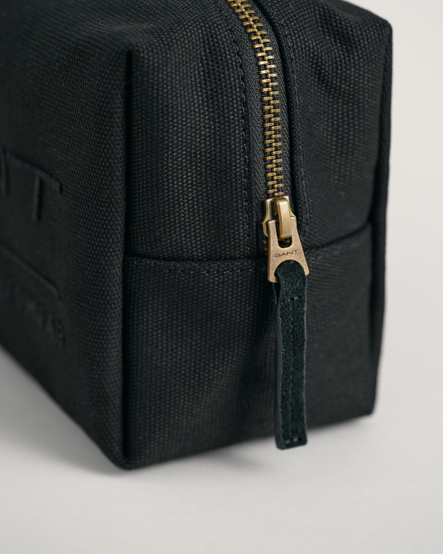 Beauty-case Tonal Shield