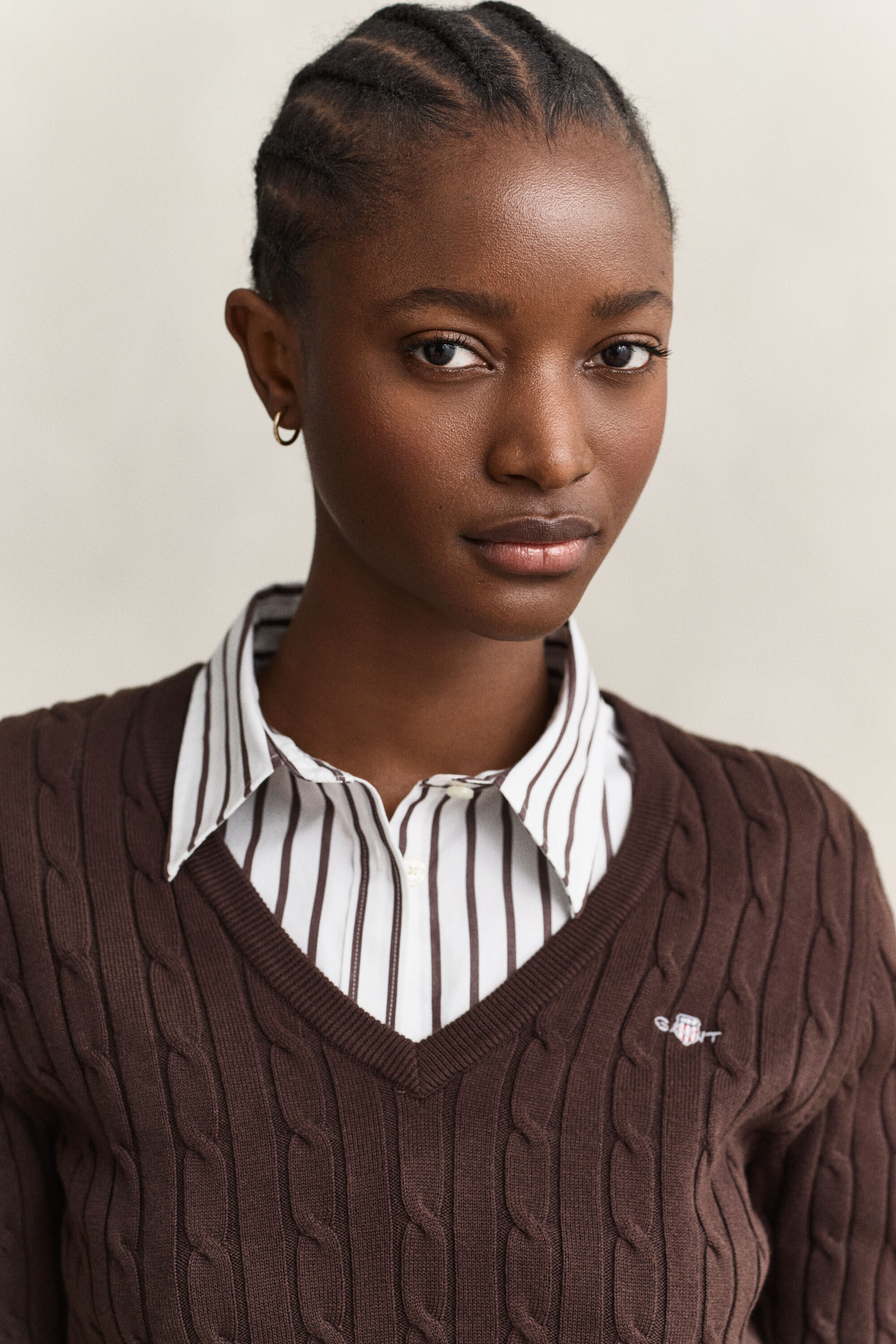 Maglia con scollo a V in cotone elasticizzato a trecce