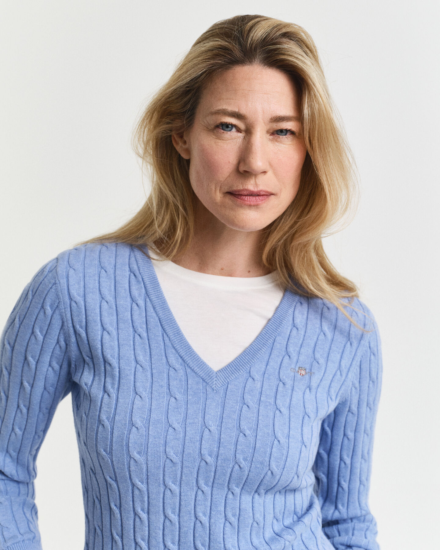 Maglia con scollo a V in cotone elasticizzato a trecce