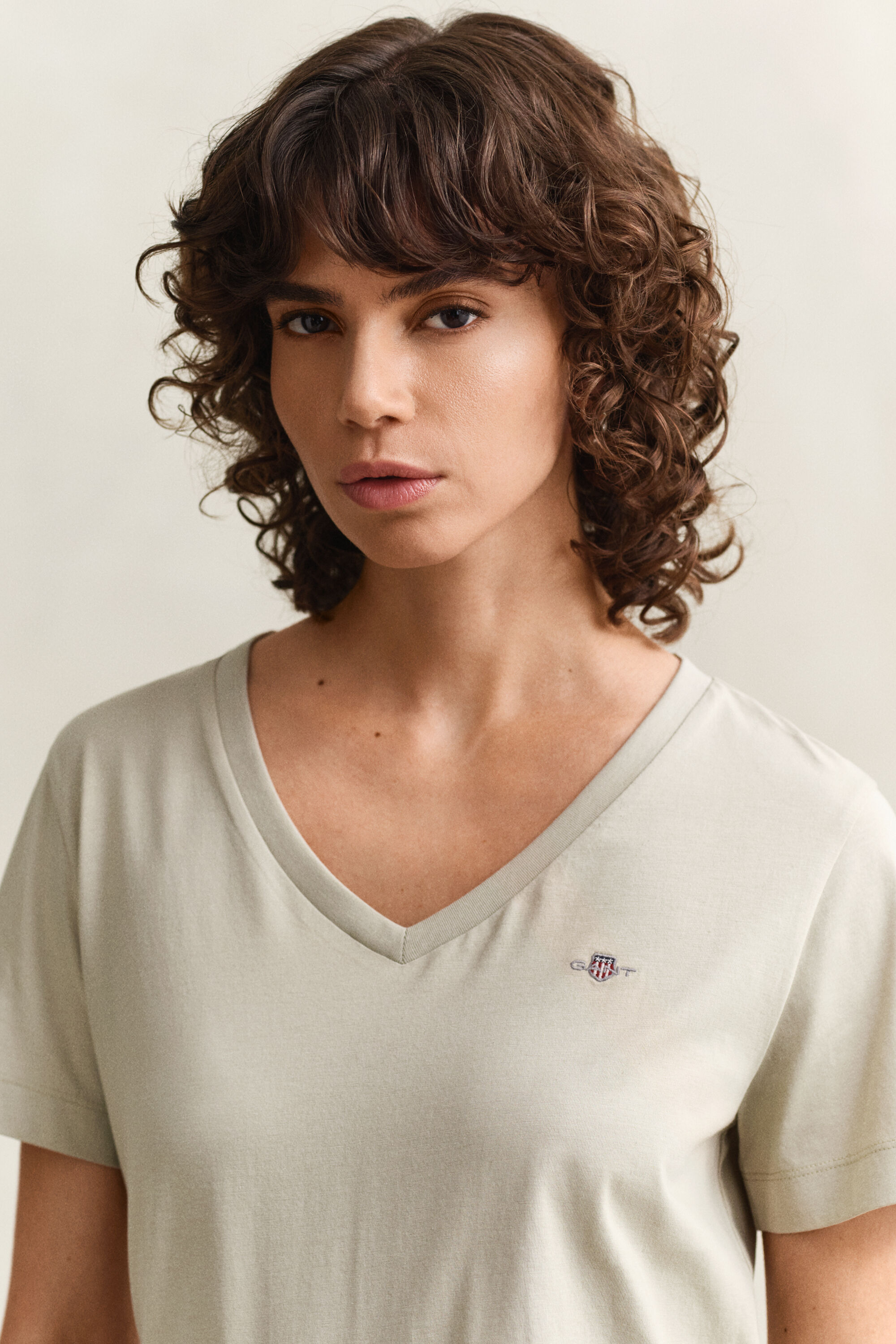 T-shirt Shield con scollo a V