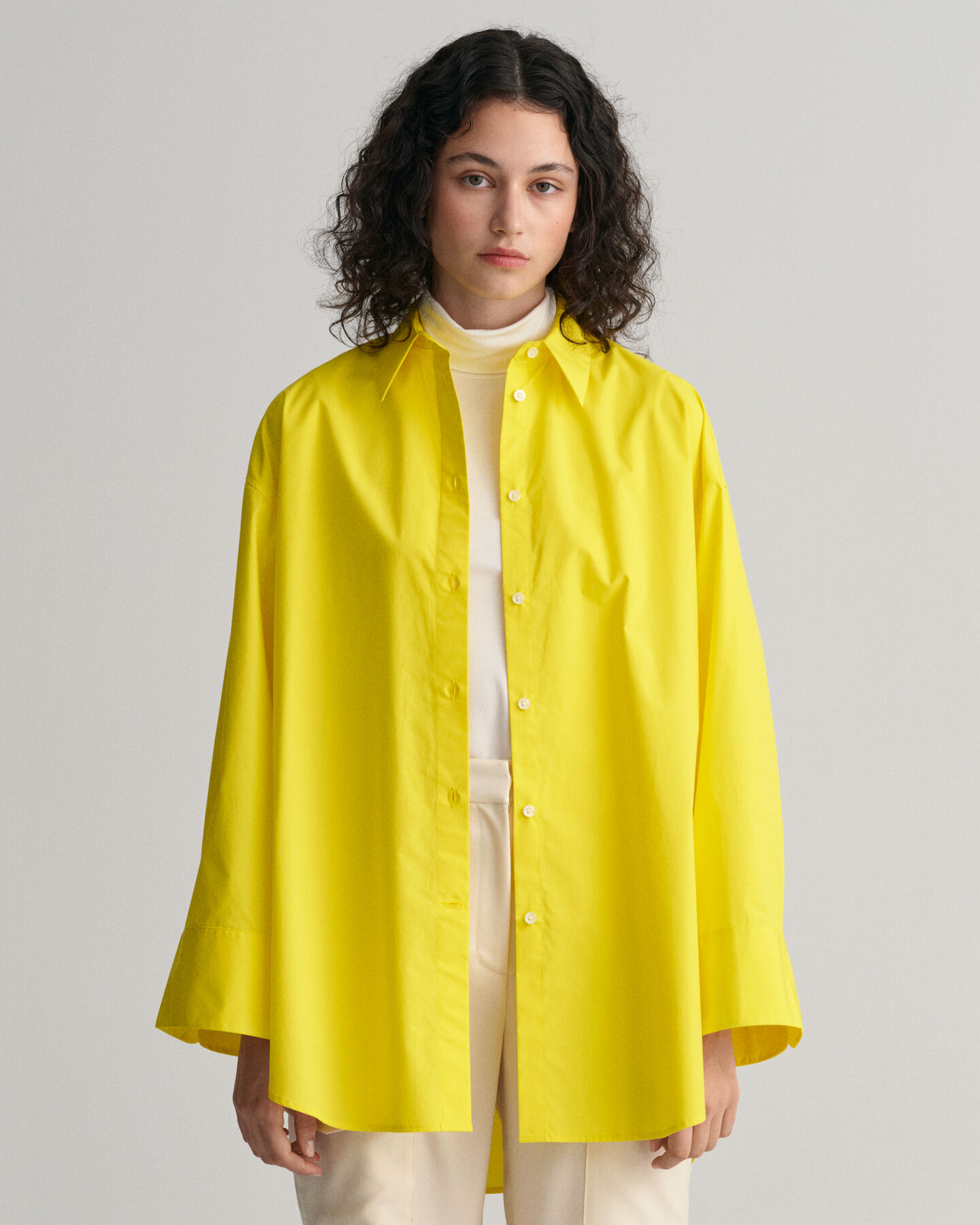 Camicia con polsini ampi e oversize fit