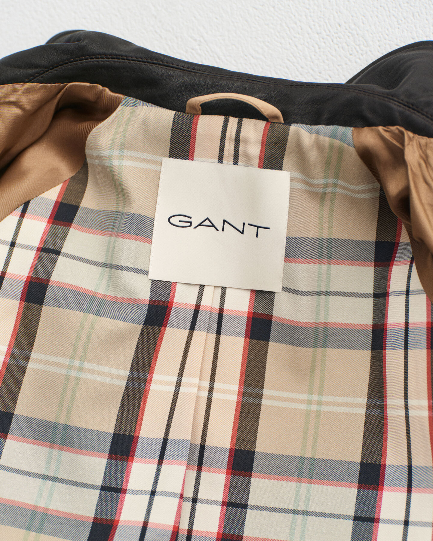 Impermeabile con colletto in pelle