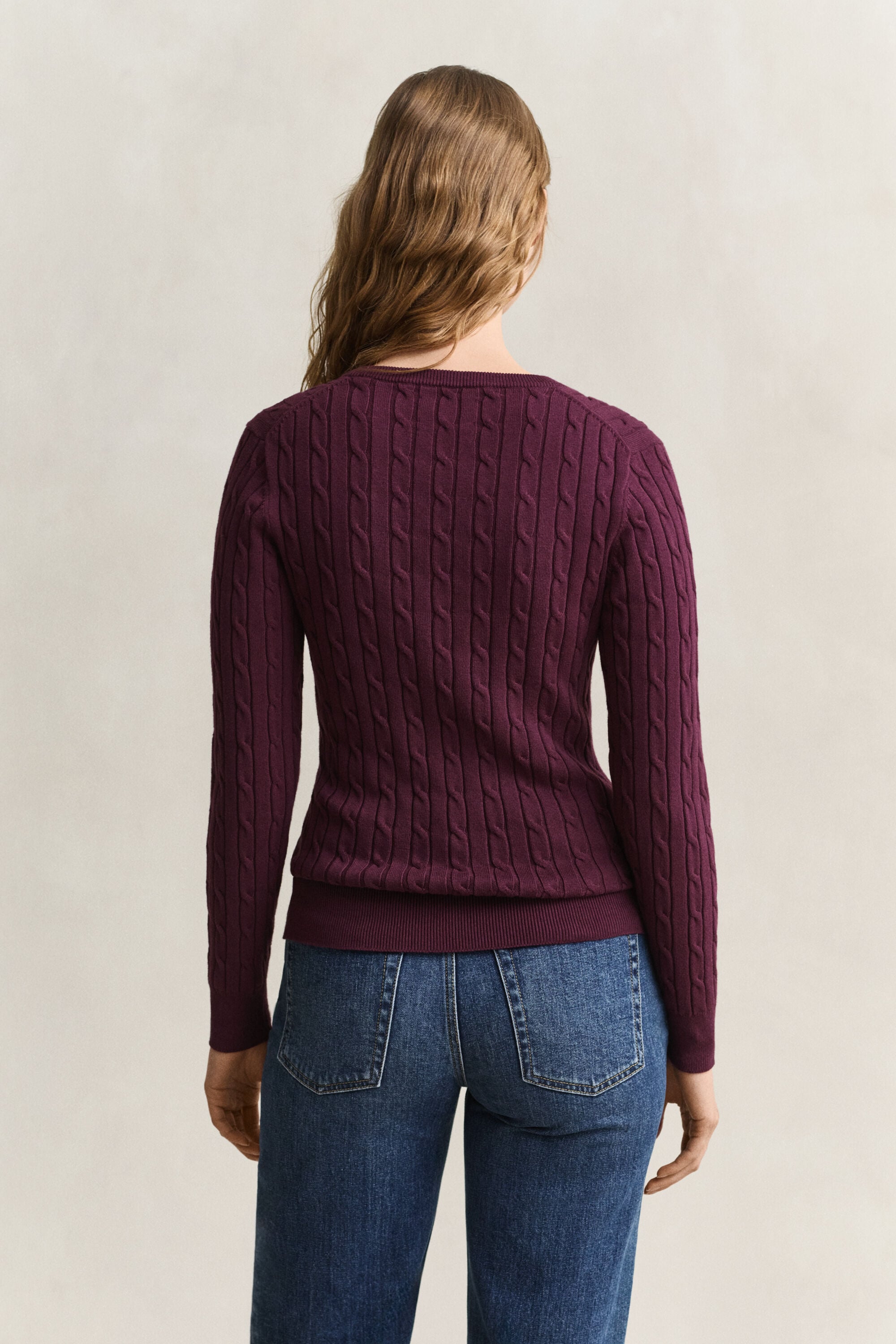 Maglia con scollo a V in cotone elasticizzato a trecce