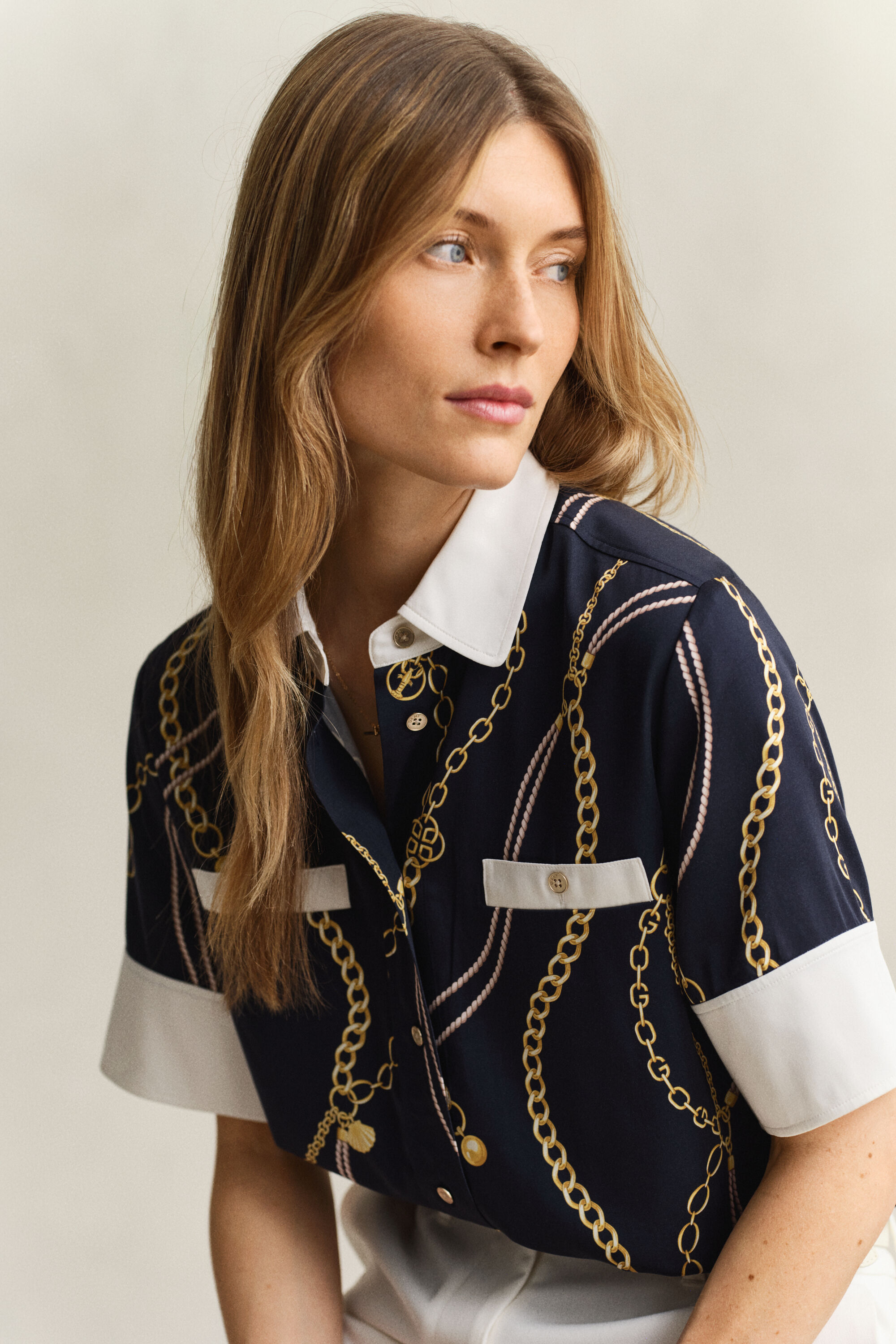 Blusa con dettagli a contrasto