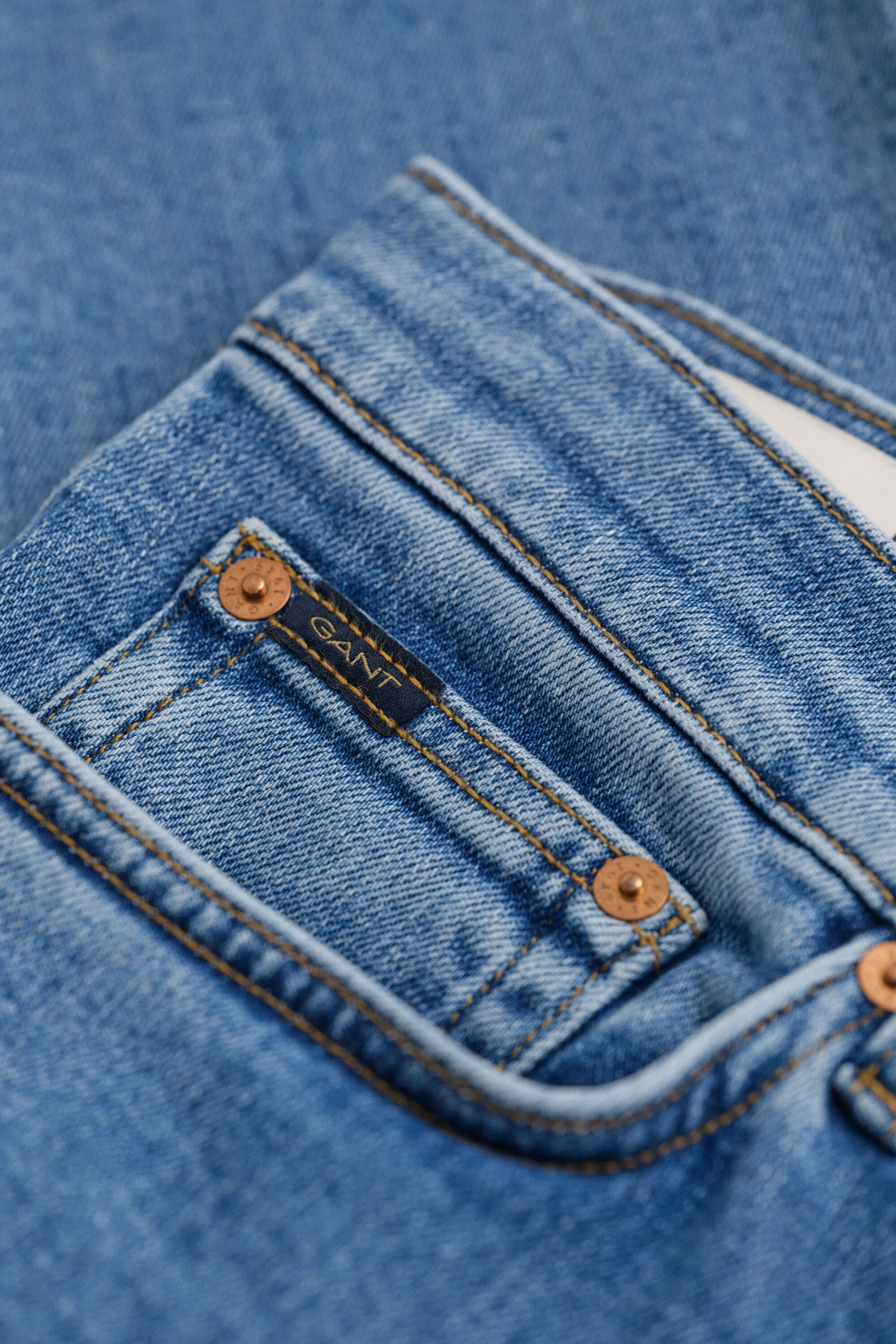 Jeans slim fit con lavaggio uniforme