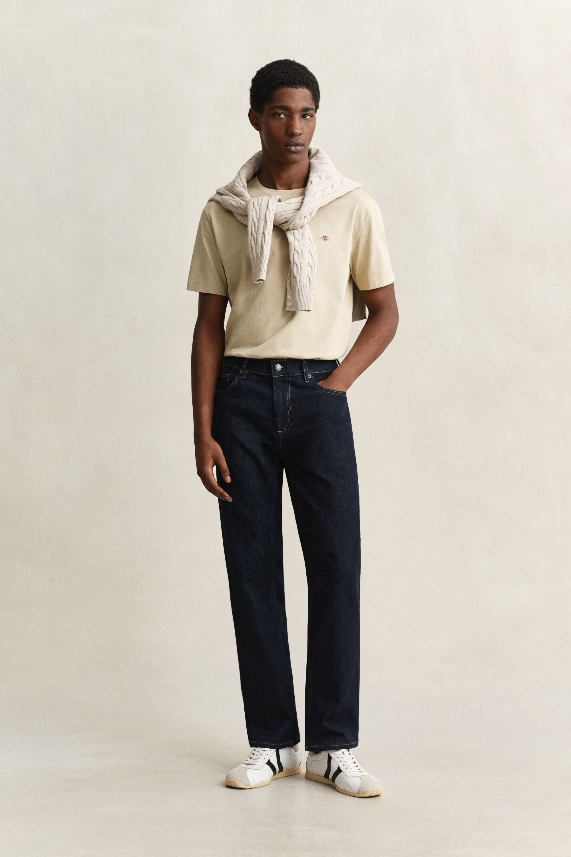 Jeans regular fit con lavaggio uniforme