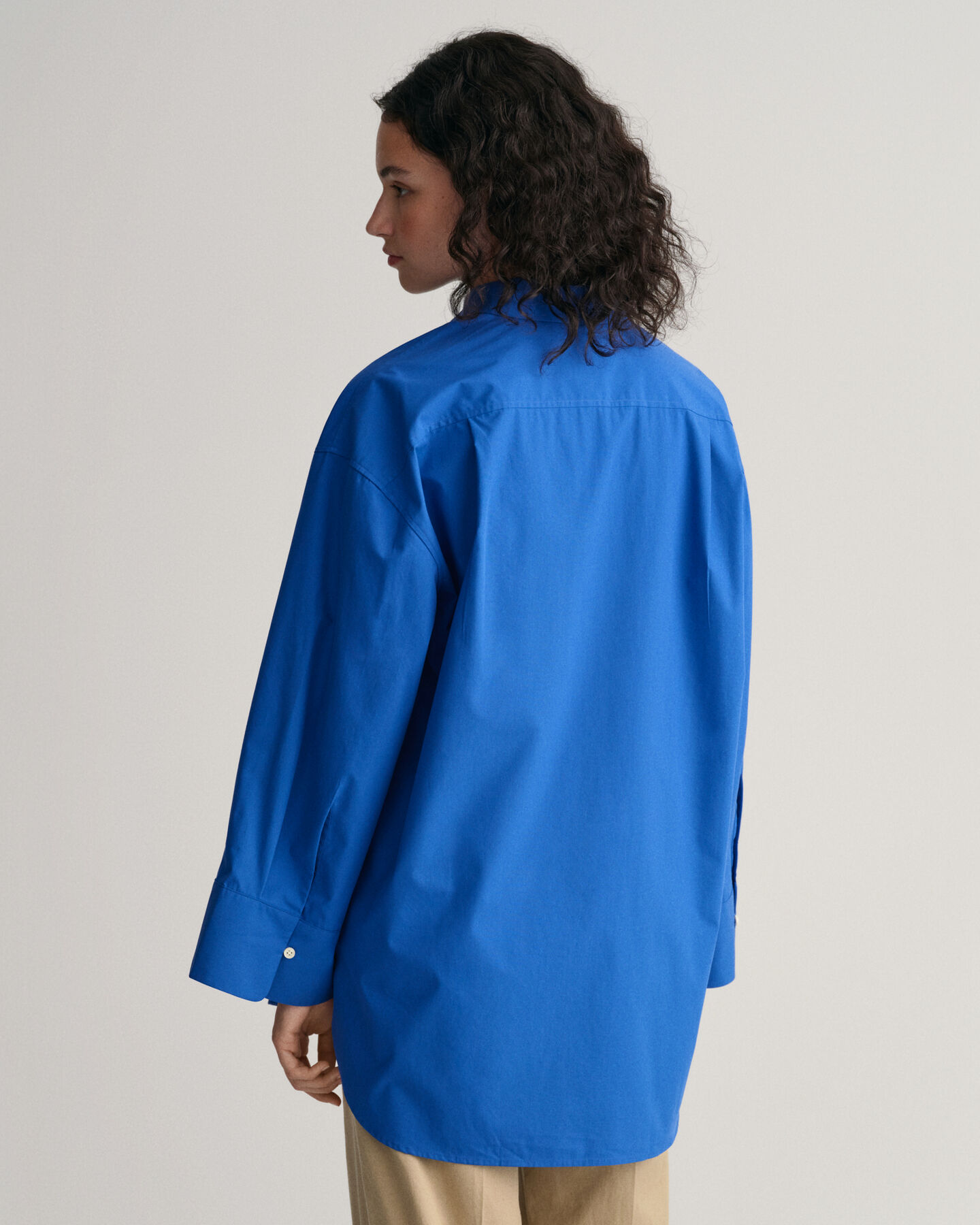 Camicia con polsini ampi e oversize fit