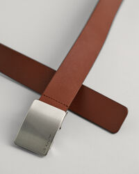 Cintura in pelle con fibbia e targhetta