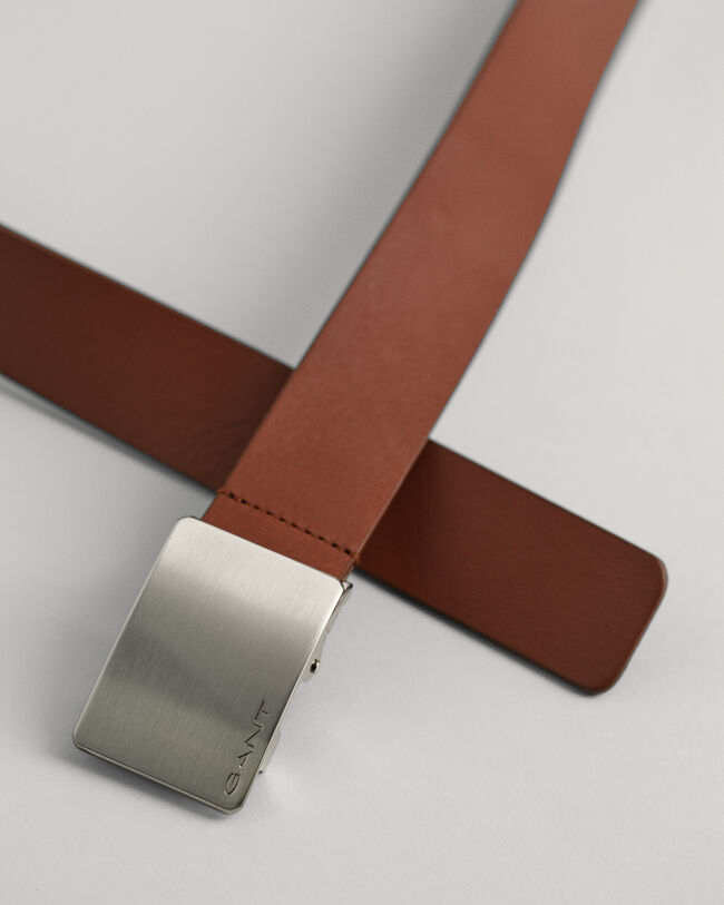 Cintura in pelle con fibbia e targhetta