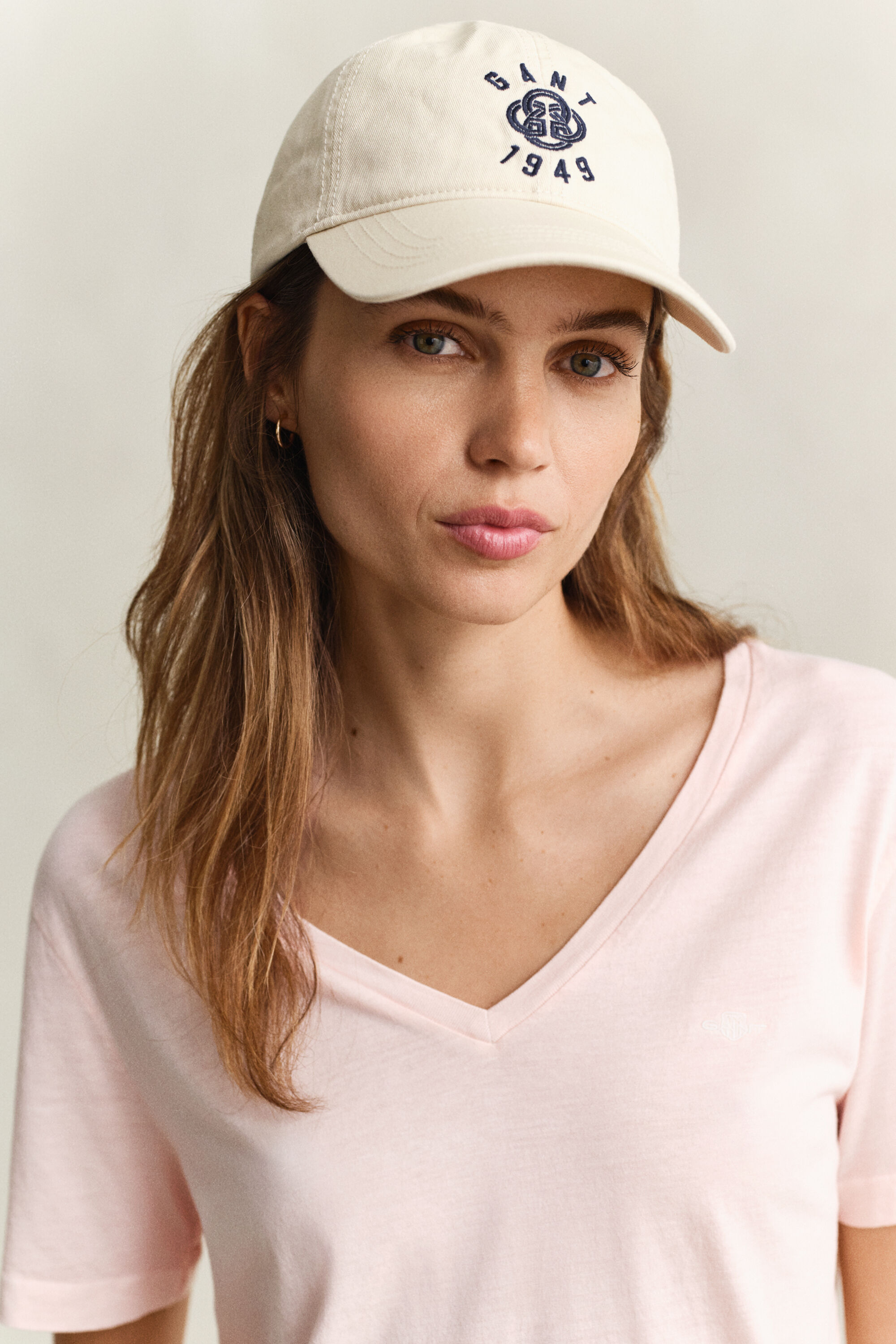 T-shirt Shield con scollo a V délavé