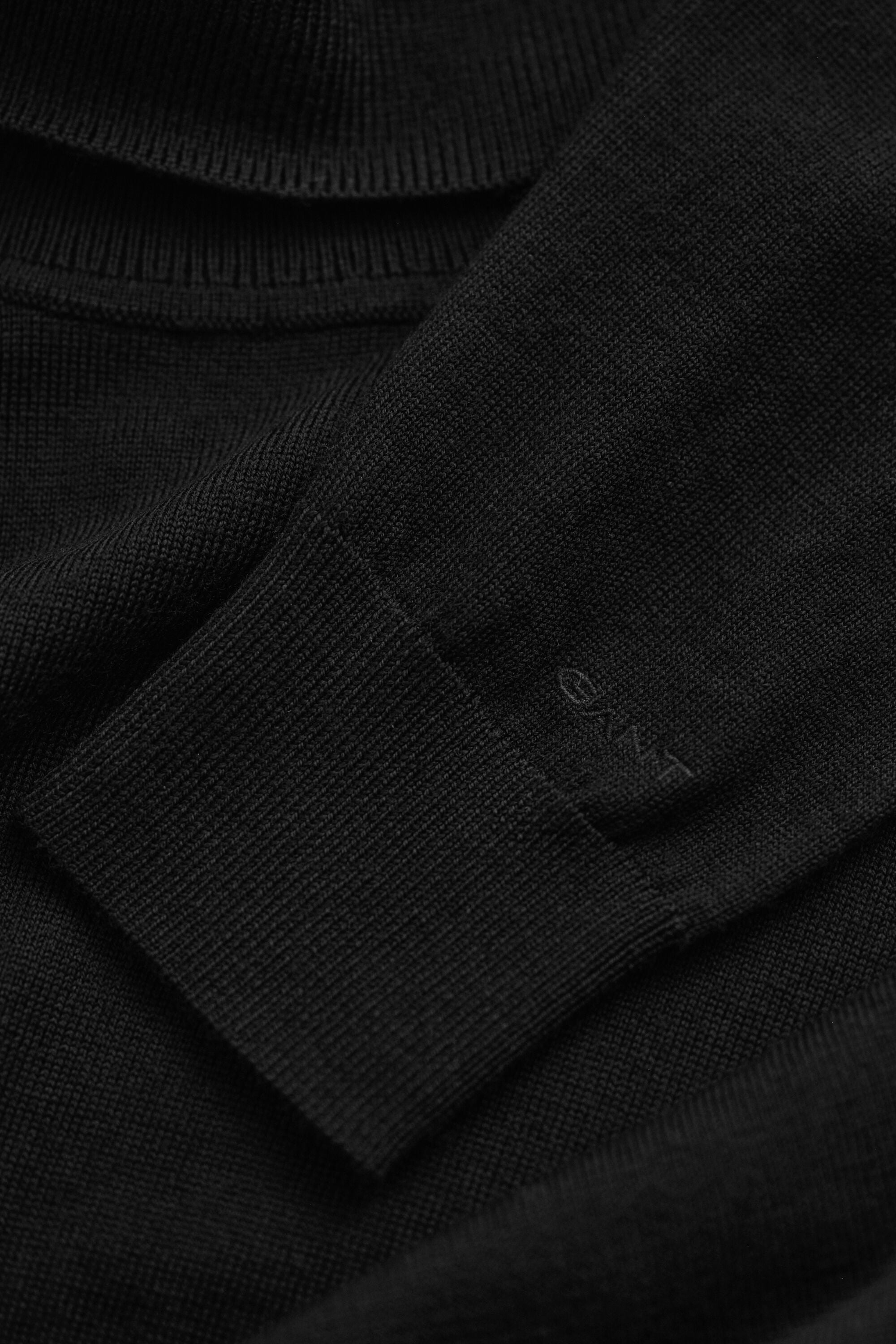 Maglia a collo alto in finissima lana merino