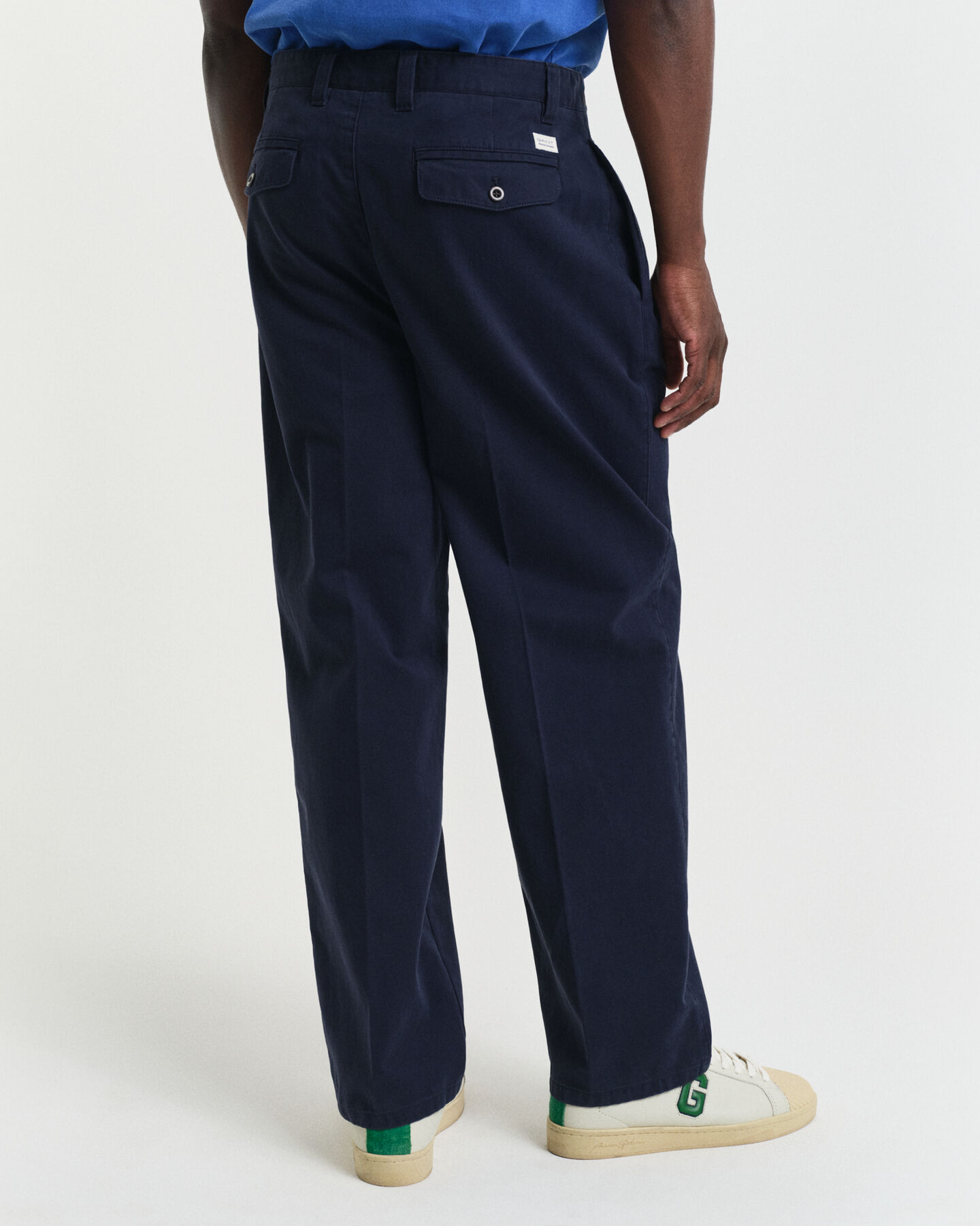 Pantaloni chino in twill di cotone con pinces relaxed fit