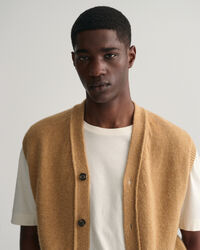 Piumino smanicato in morbida lana con abbottonatura