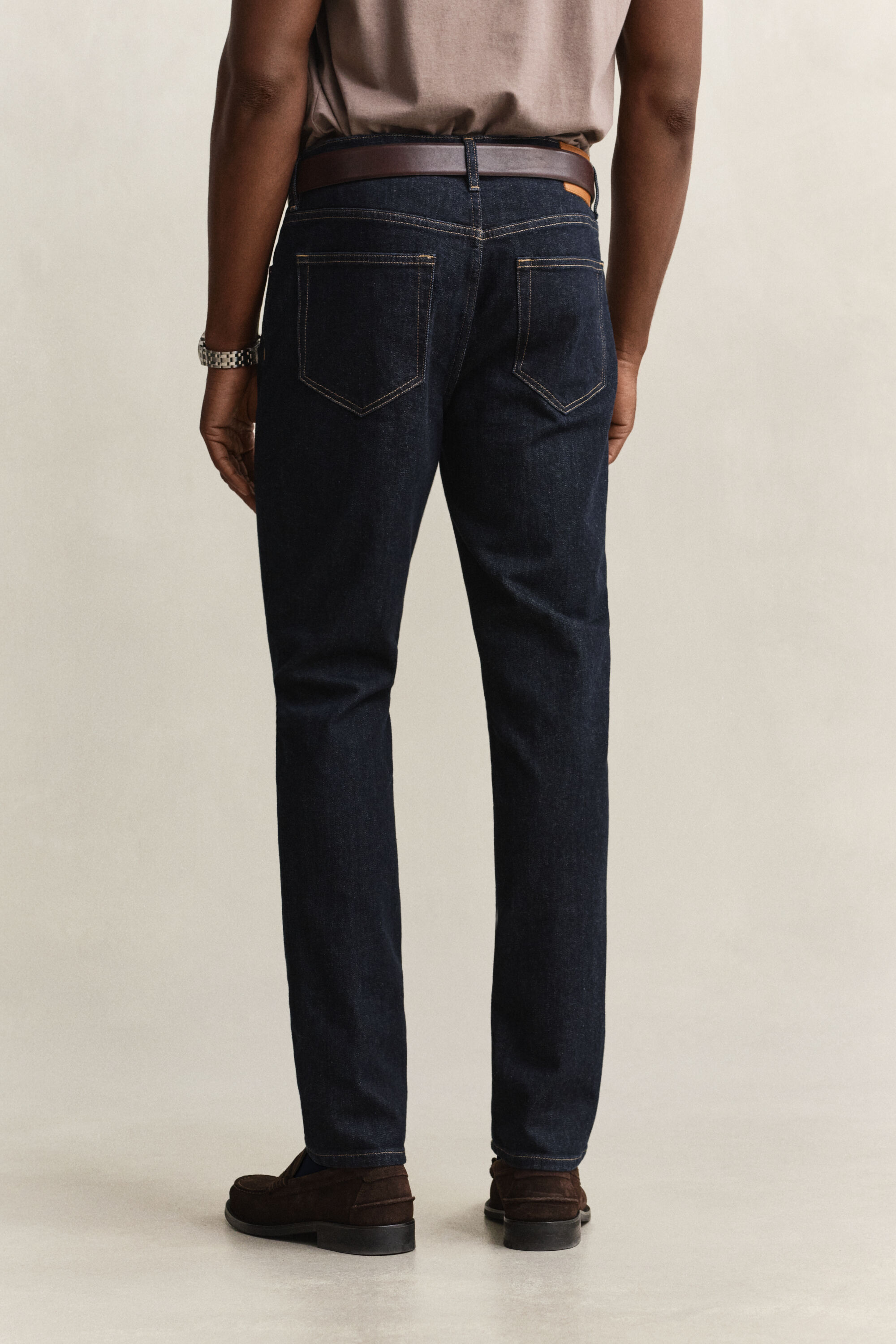 Jeans slim fit con lavaggio uniforme