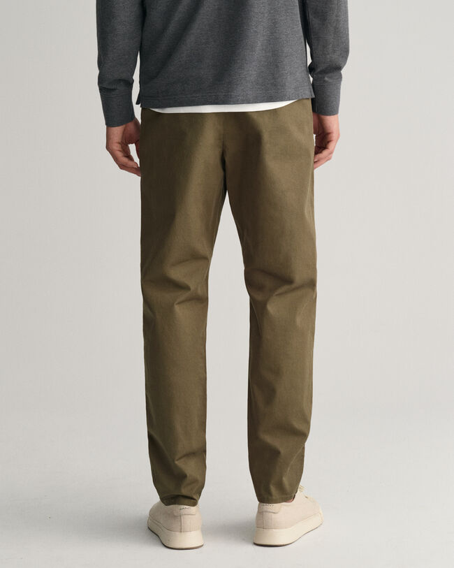 Pantaloni chino in twill stretti in fondo