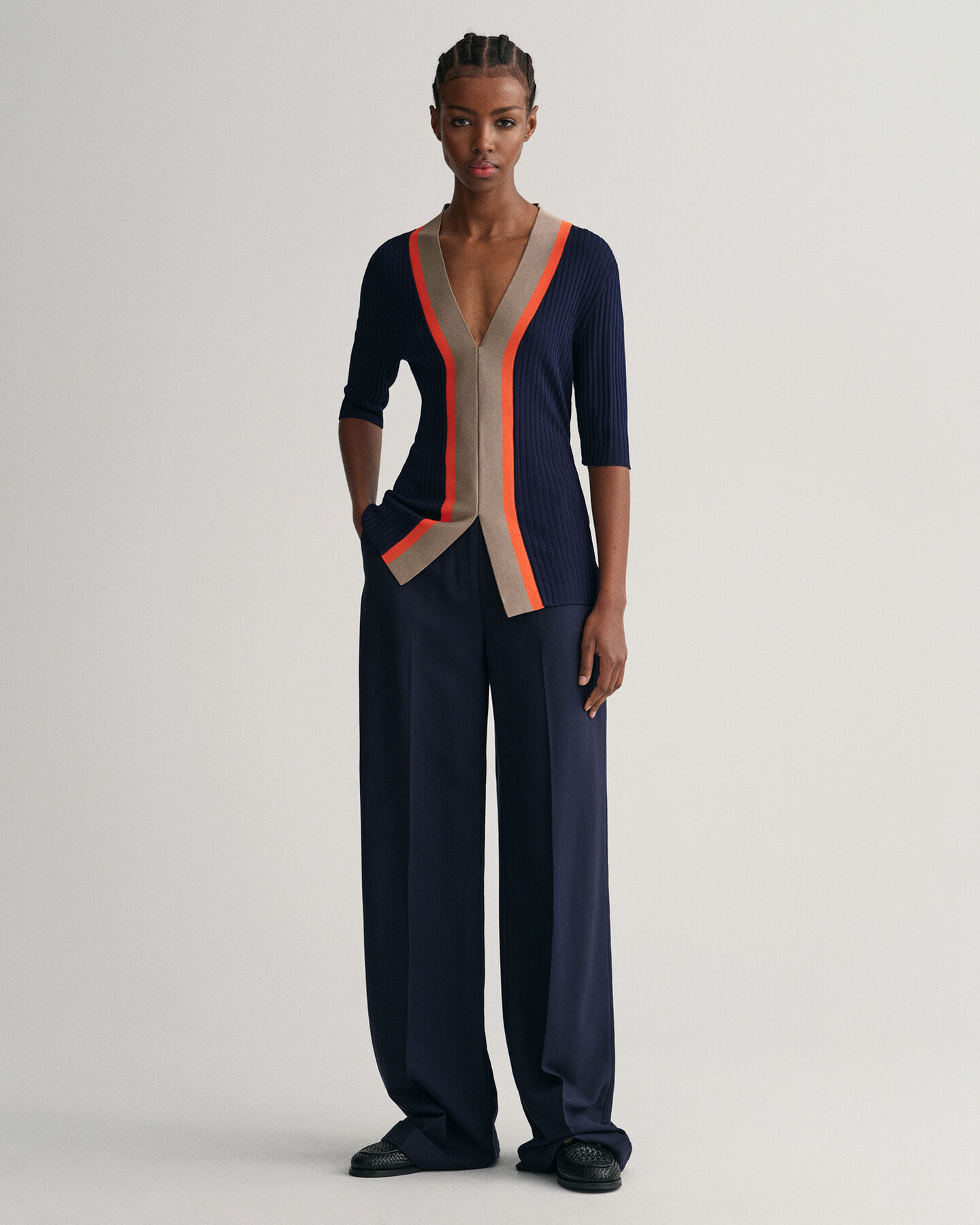 Top a coste con scollo a V