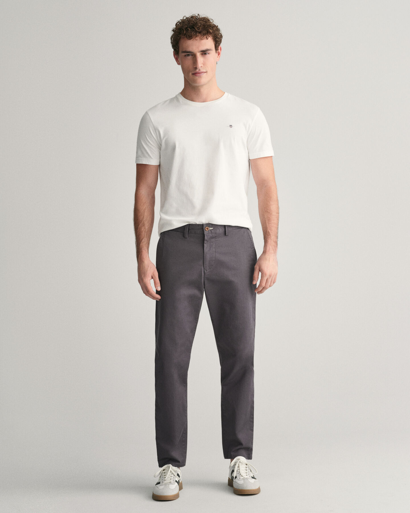Pantaloni chino in twill stretti in fondo