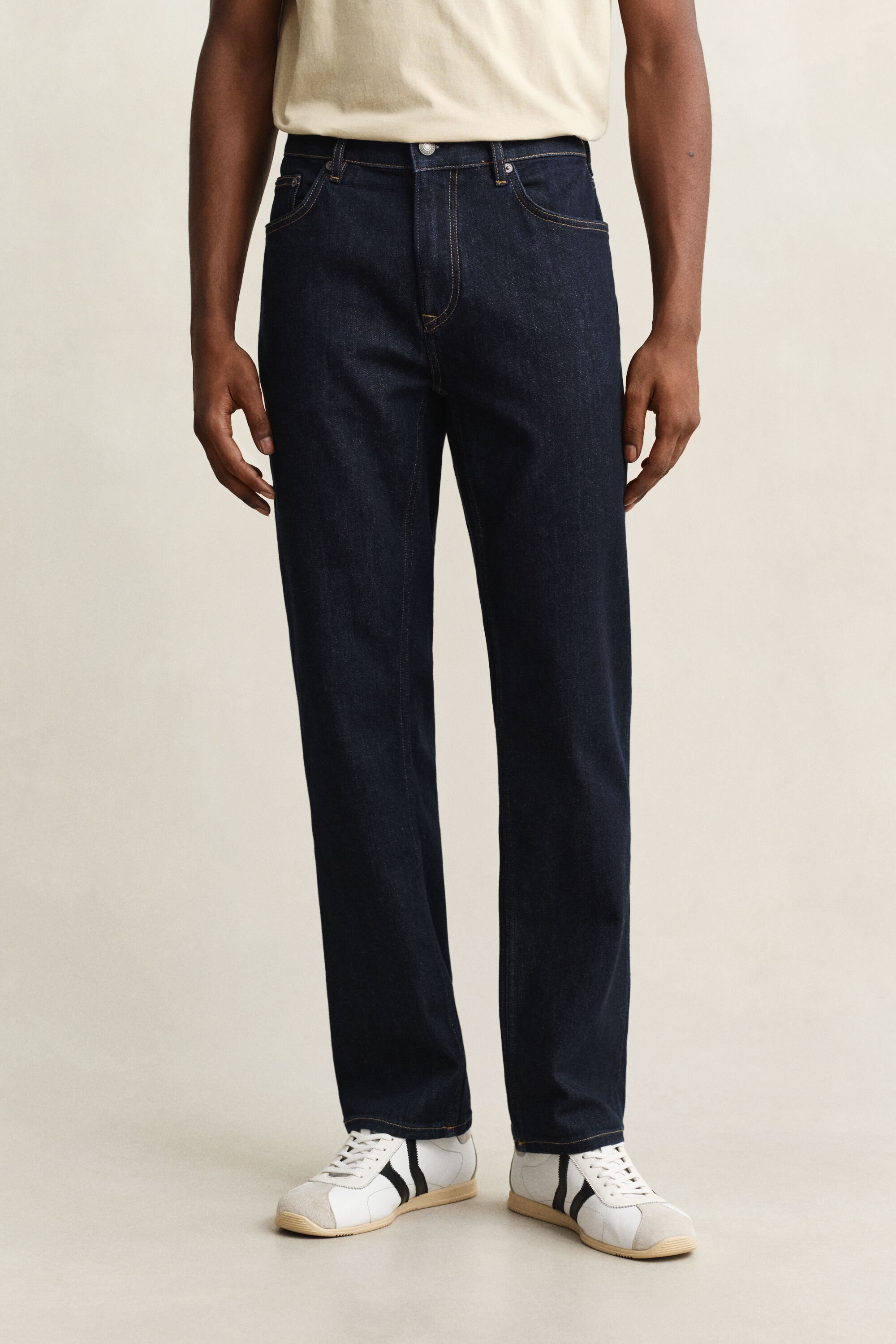 Jeans regular fit con lavaggio uniforme