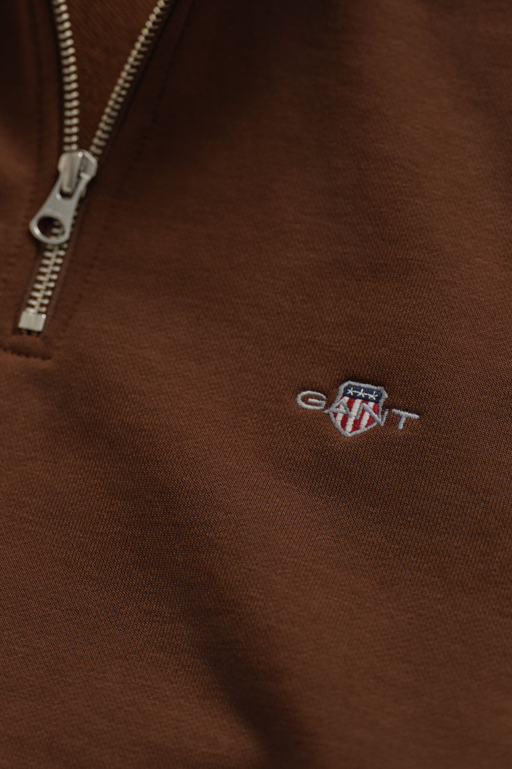 Felpa Shield con zip corta