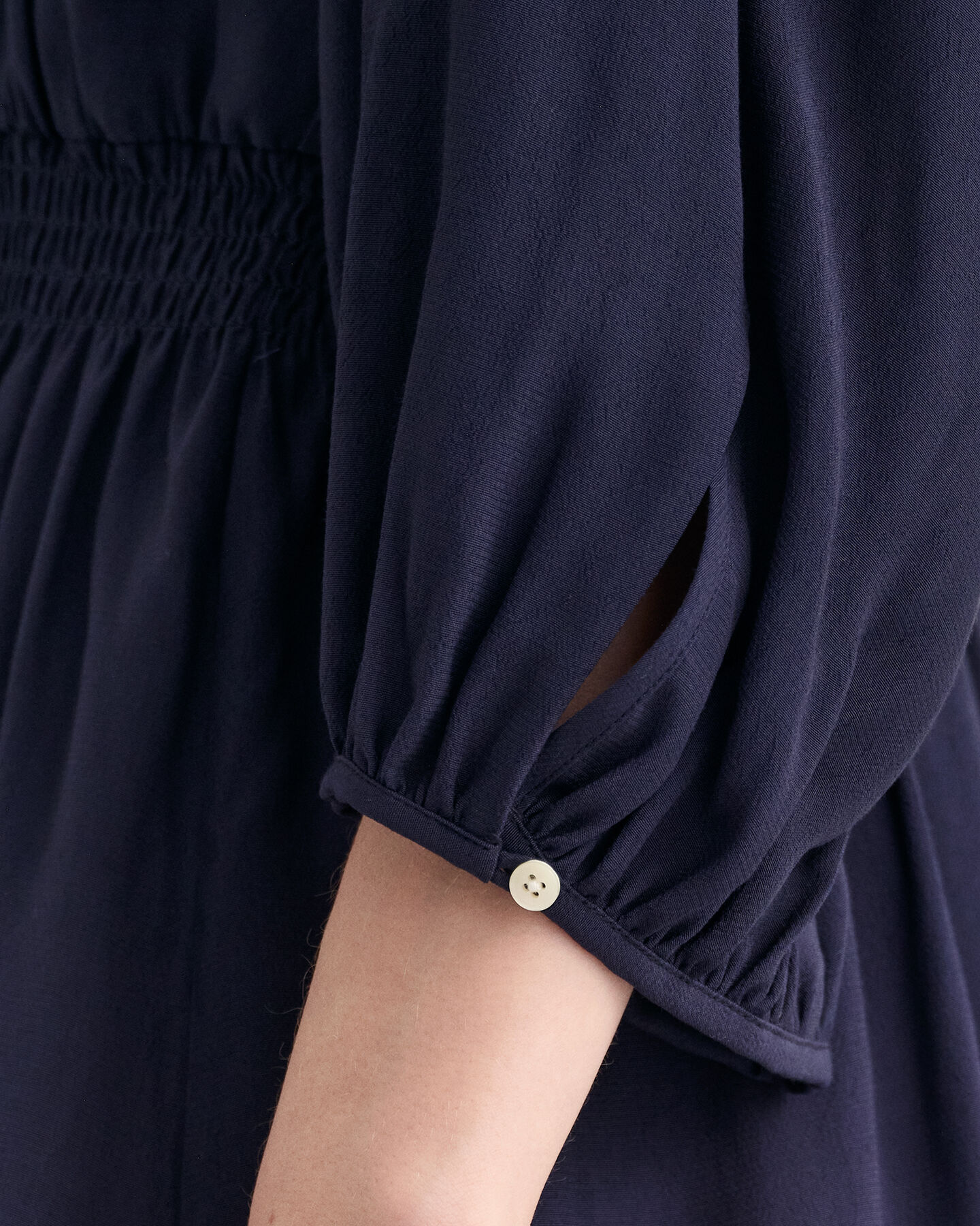 Abito con scollo a barchetta