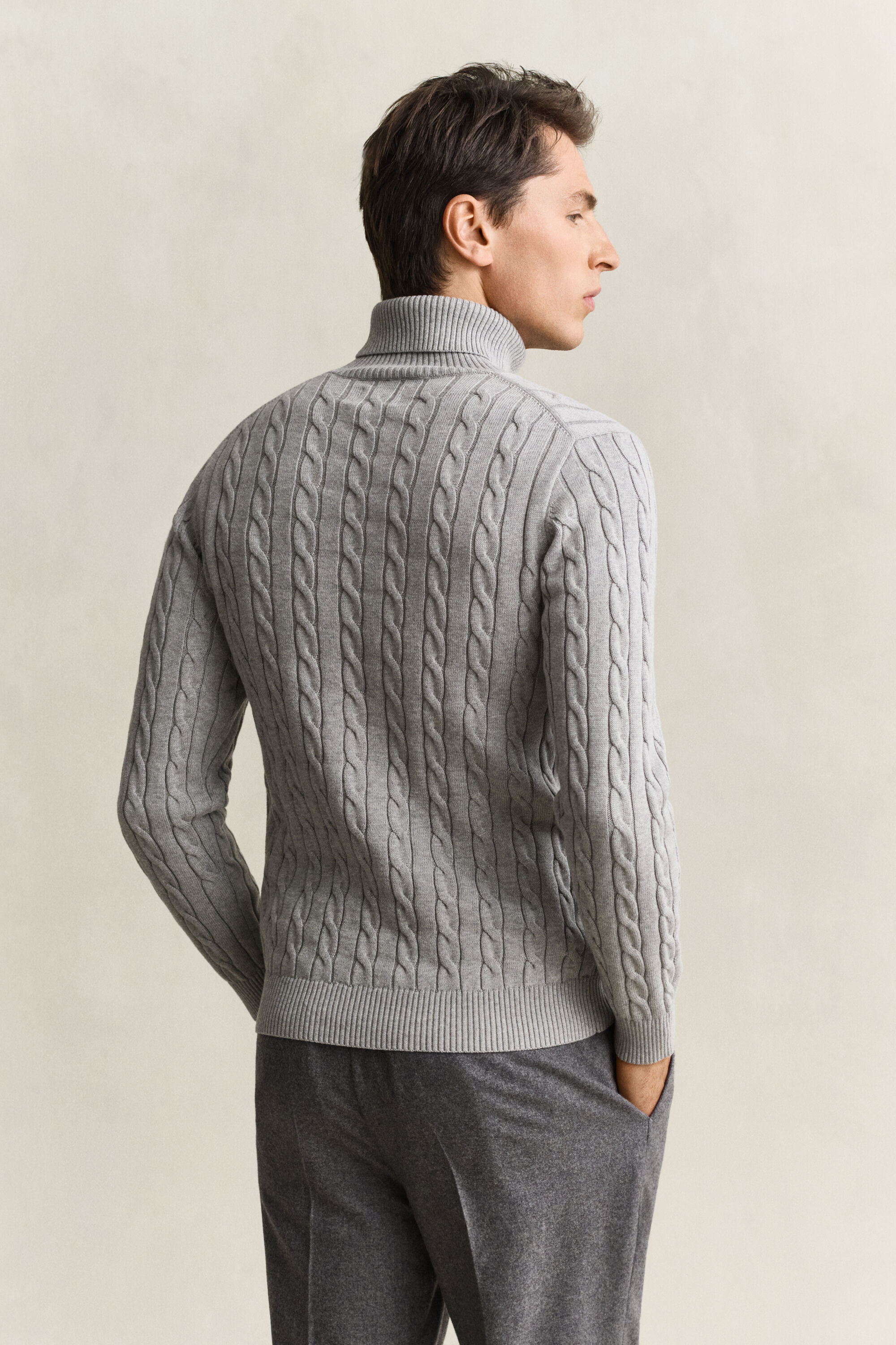 Maglia a collo alto in cotone a trecce