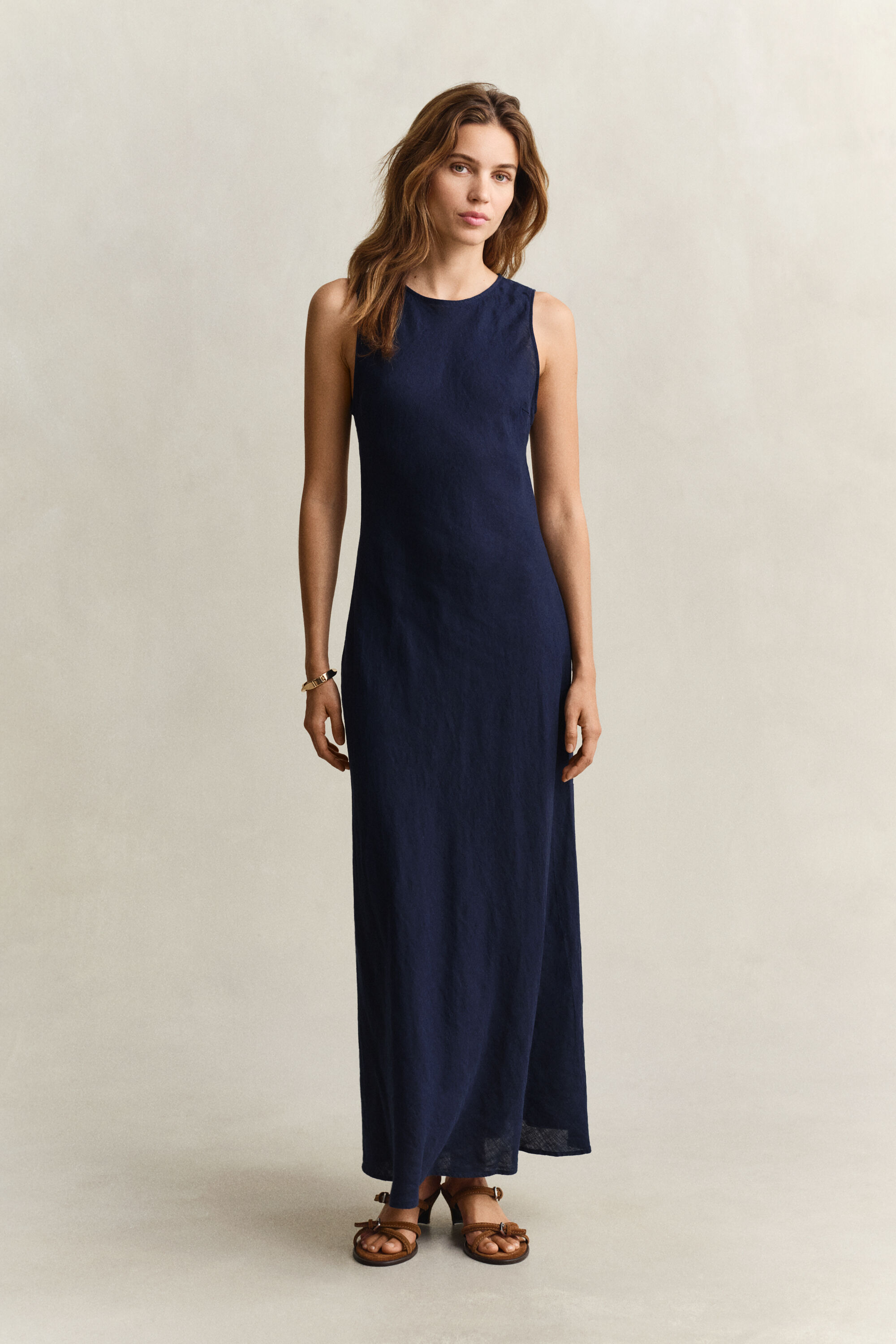 Abito midi in lino con taglio obliquo