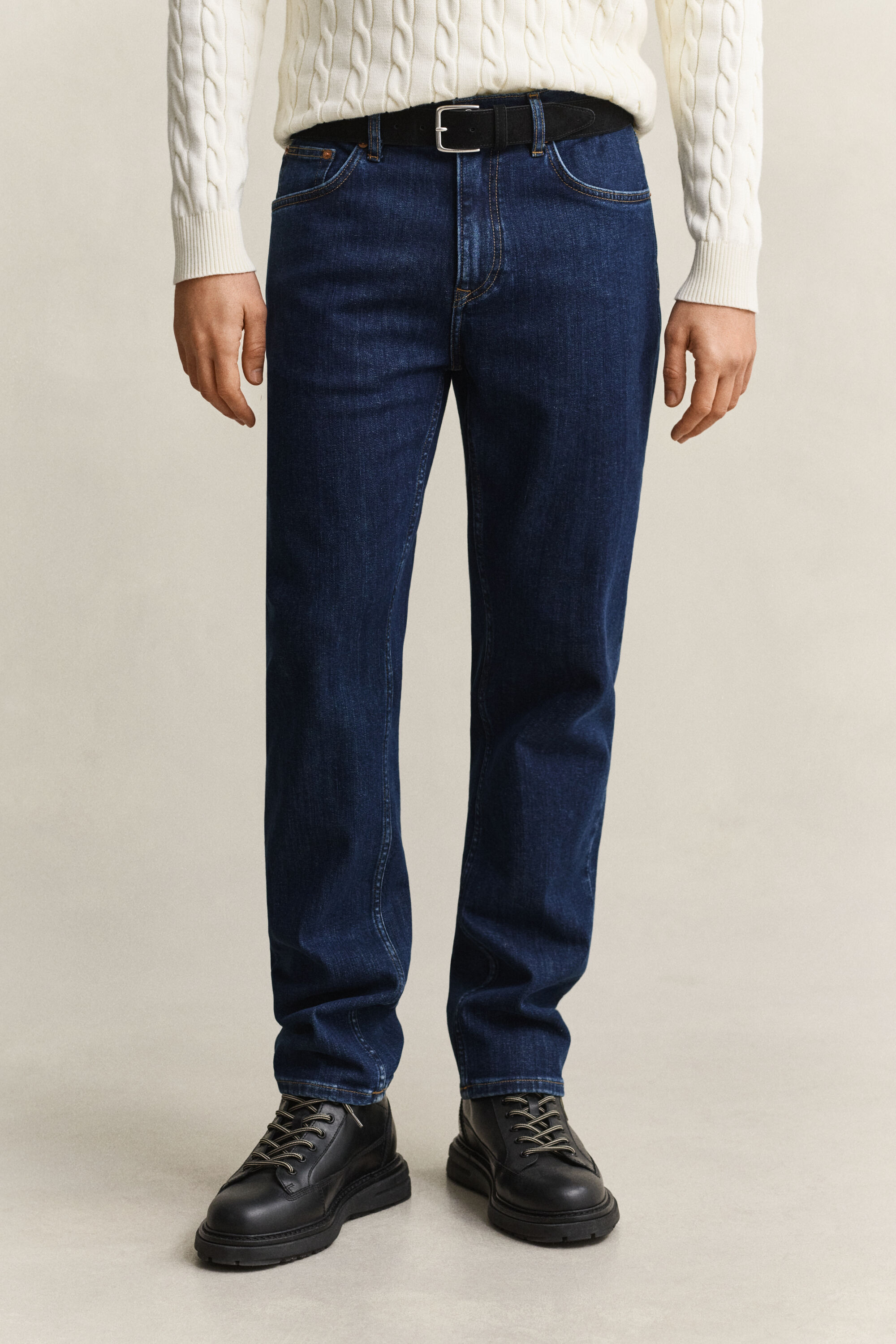 Jeans regular fit con lavaggio uniforme